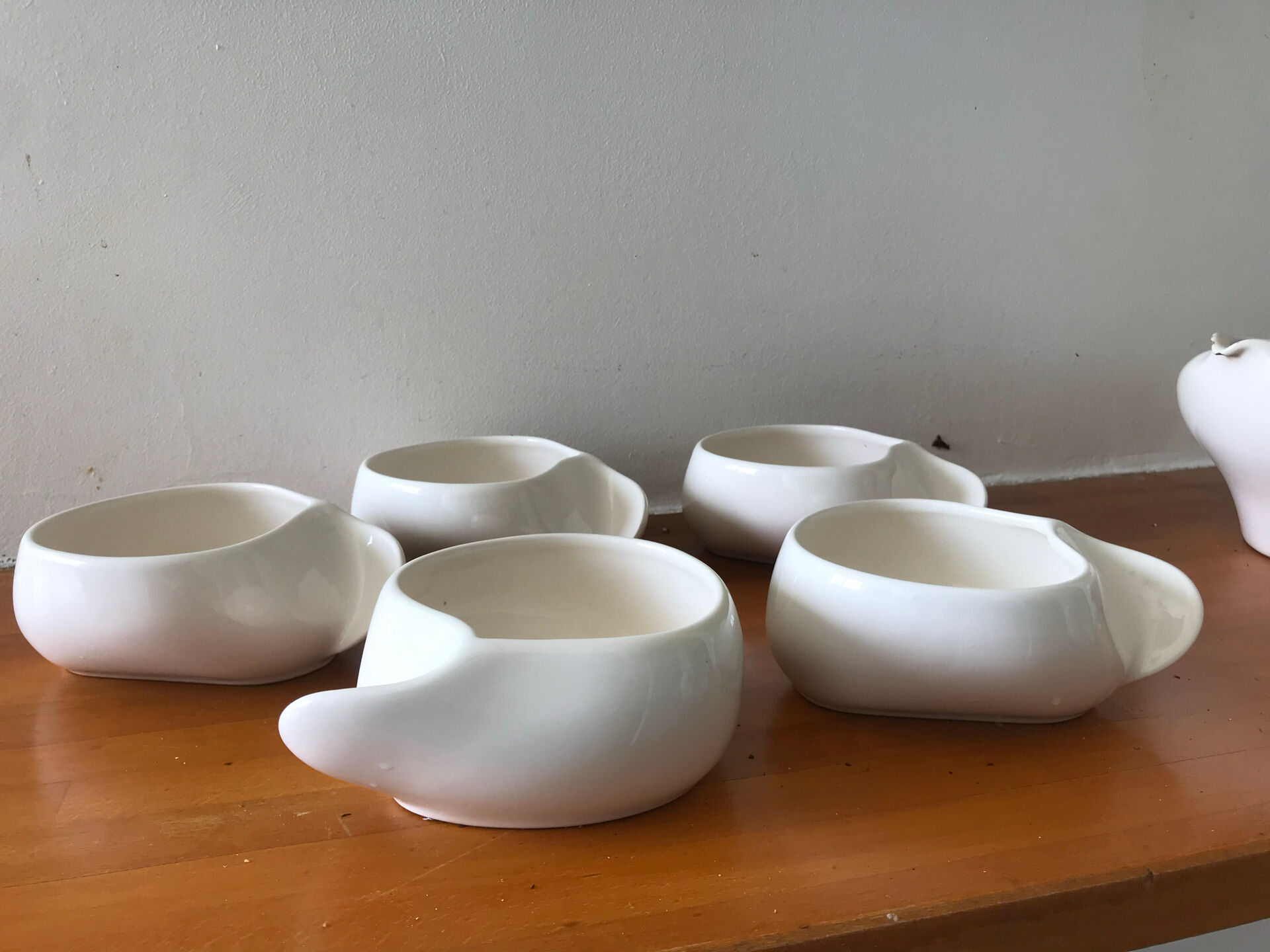 Teapot and cups in contemporary ceramic