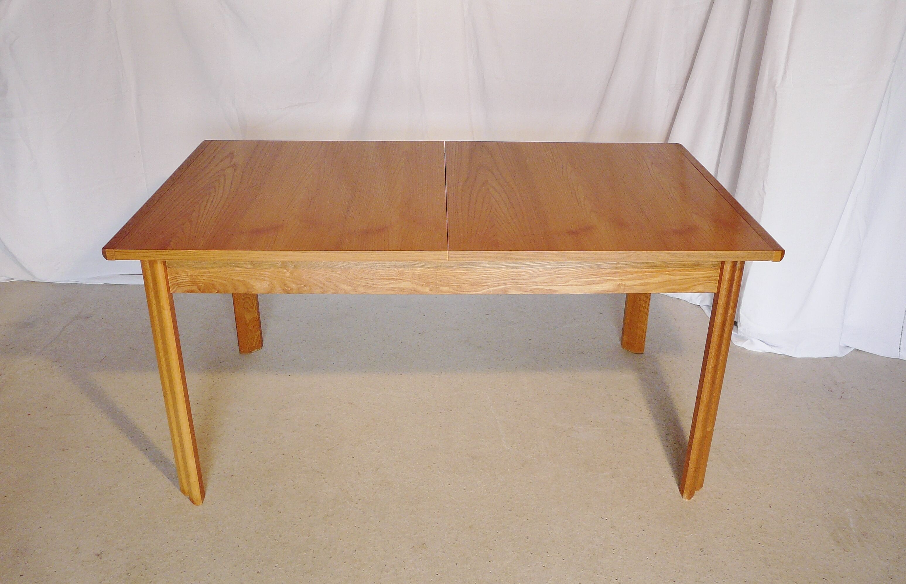 Extendable rectangular table in blond wood