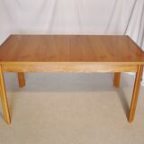 Extendable rectangular table in blond wood