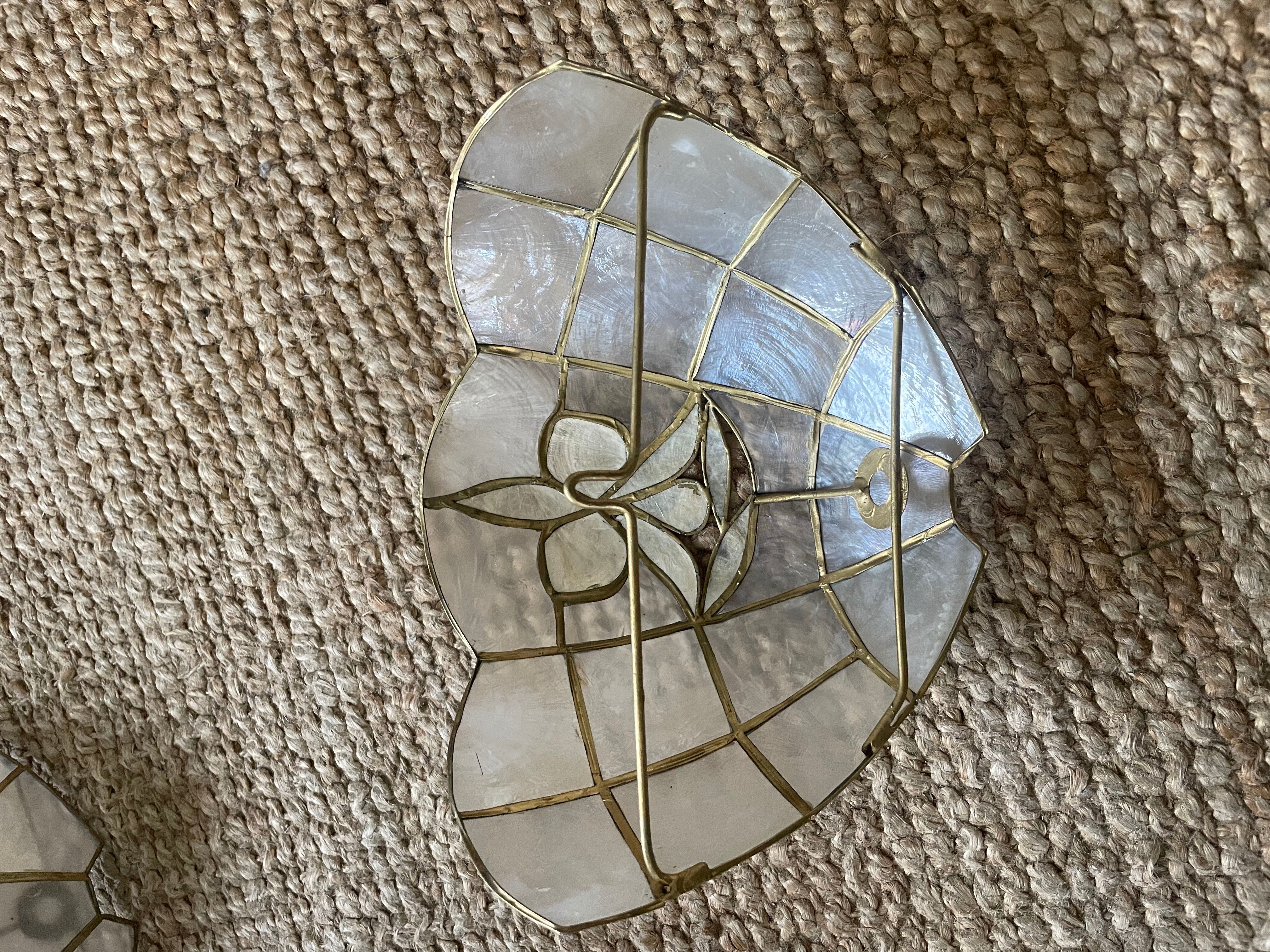 Pair of vintage wall lights in mother-of-pearl and gilded brass.