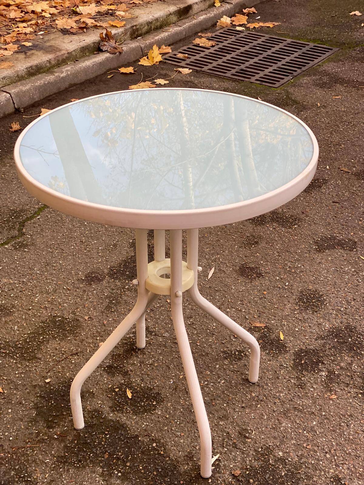 Round bistro table in steel with tulip base and glass top, 60cm