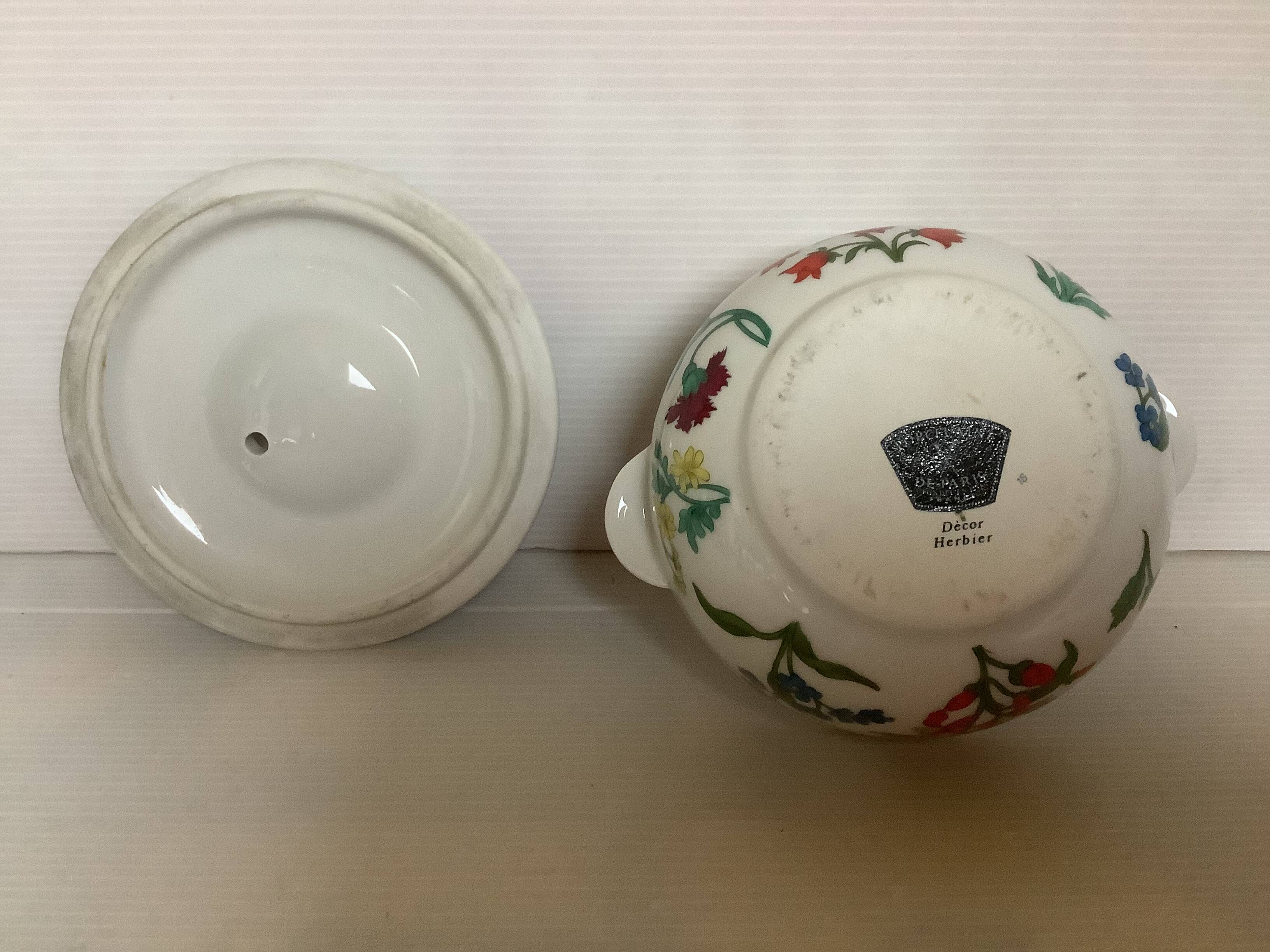Paire de cassolettes avec couvercles en porcelaine de Paris