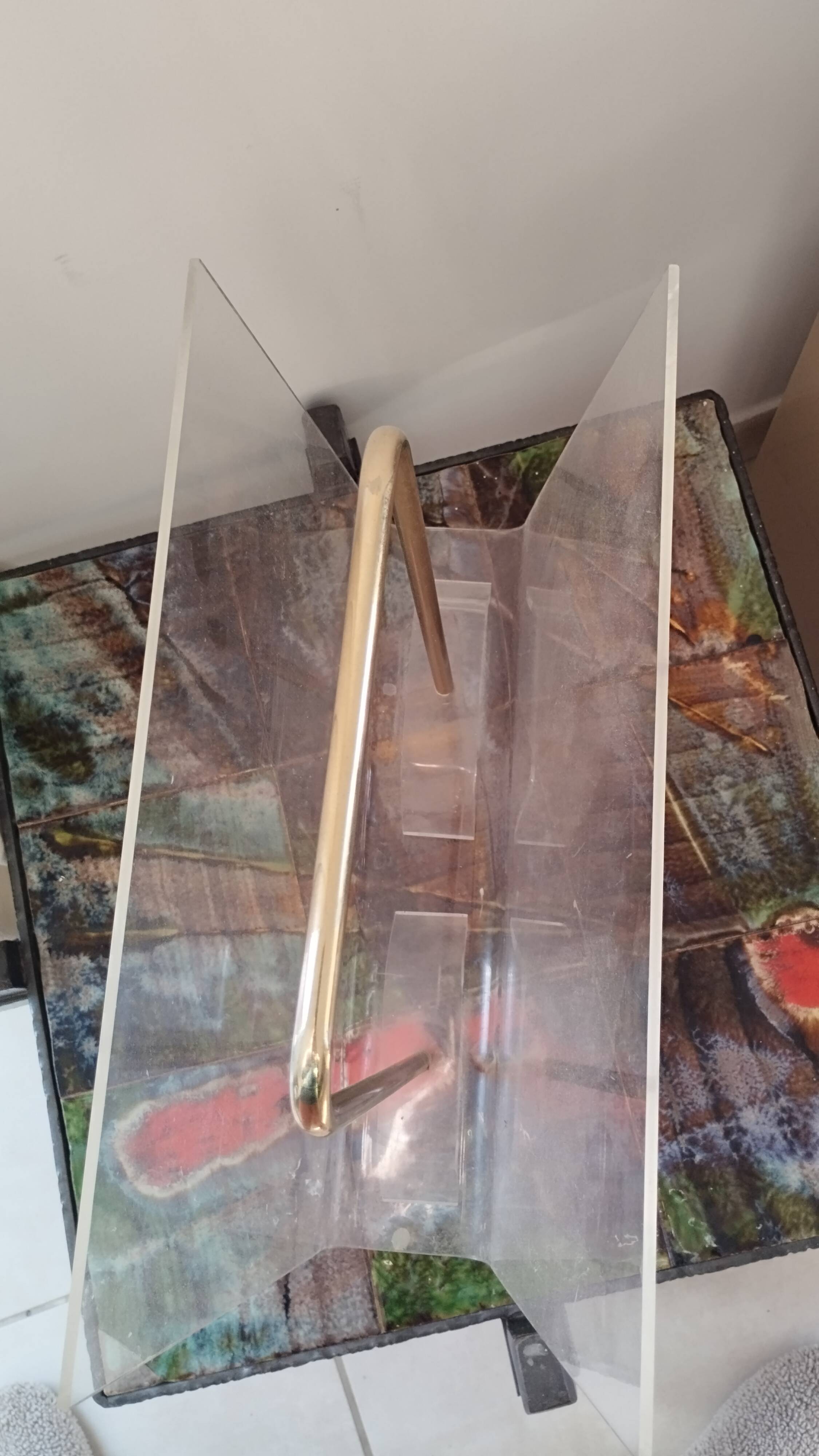 Acrylic magazine rack