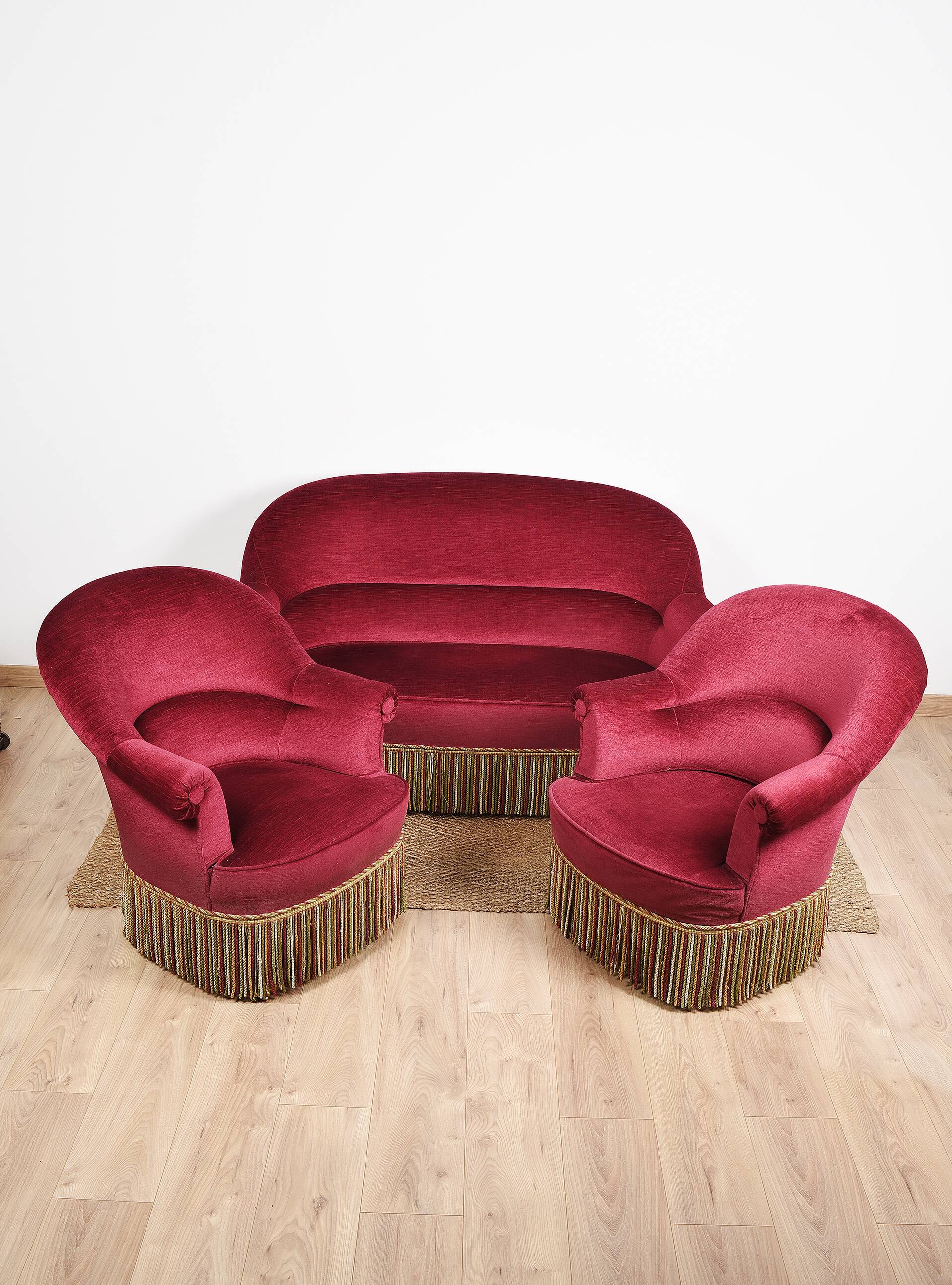 Sofa and pair of toad armchairs in red velvet.