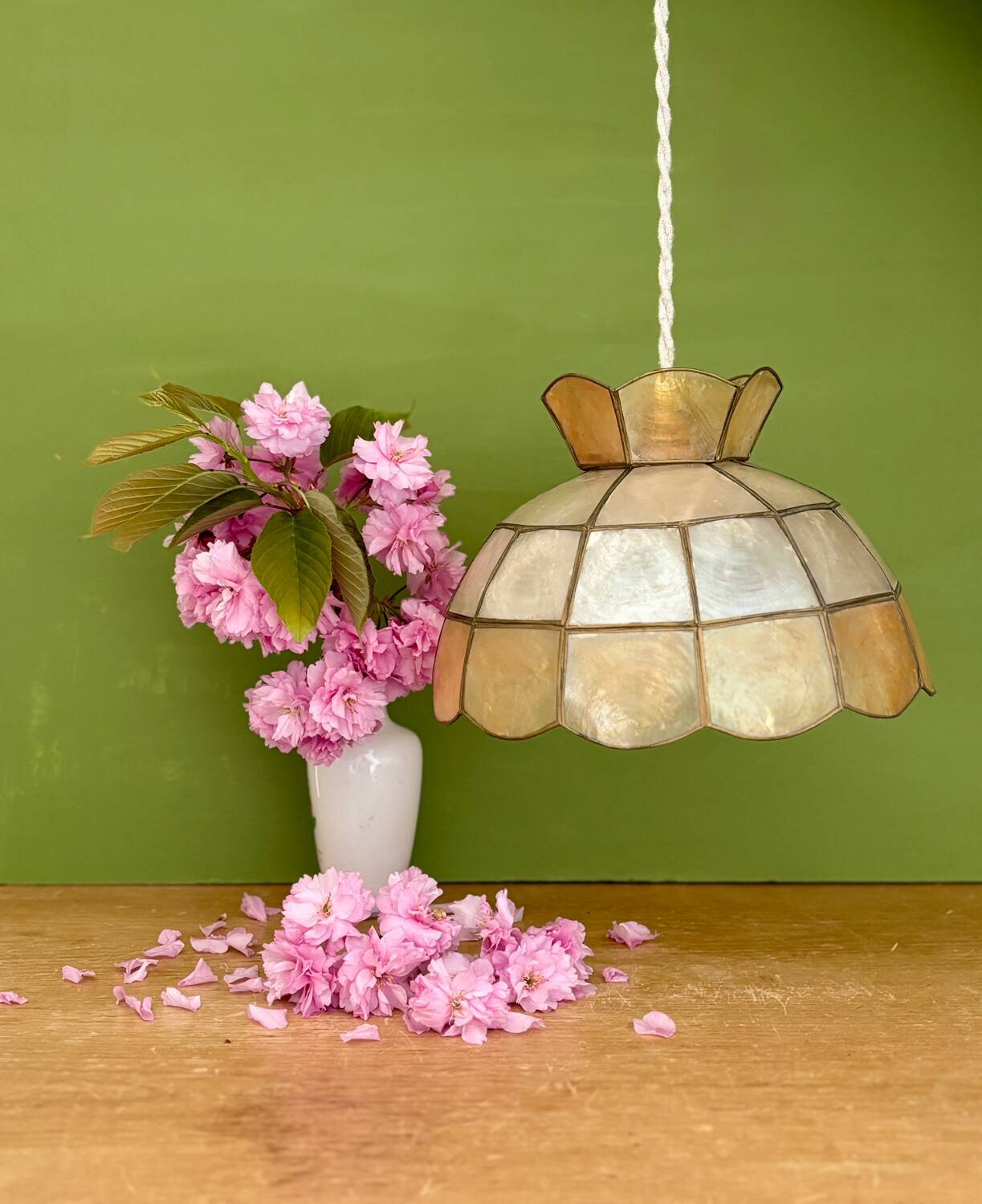 Vintage pearl pendant light