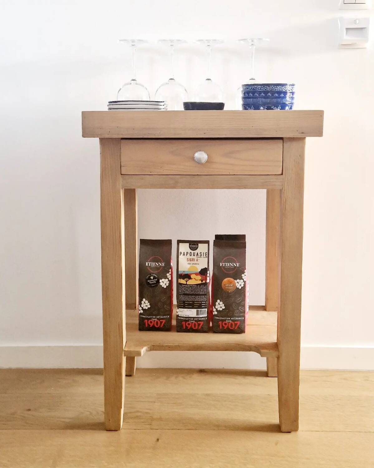 Old pine café restaurant block