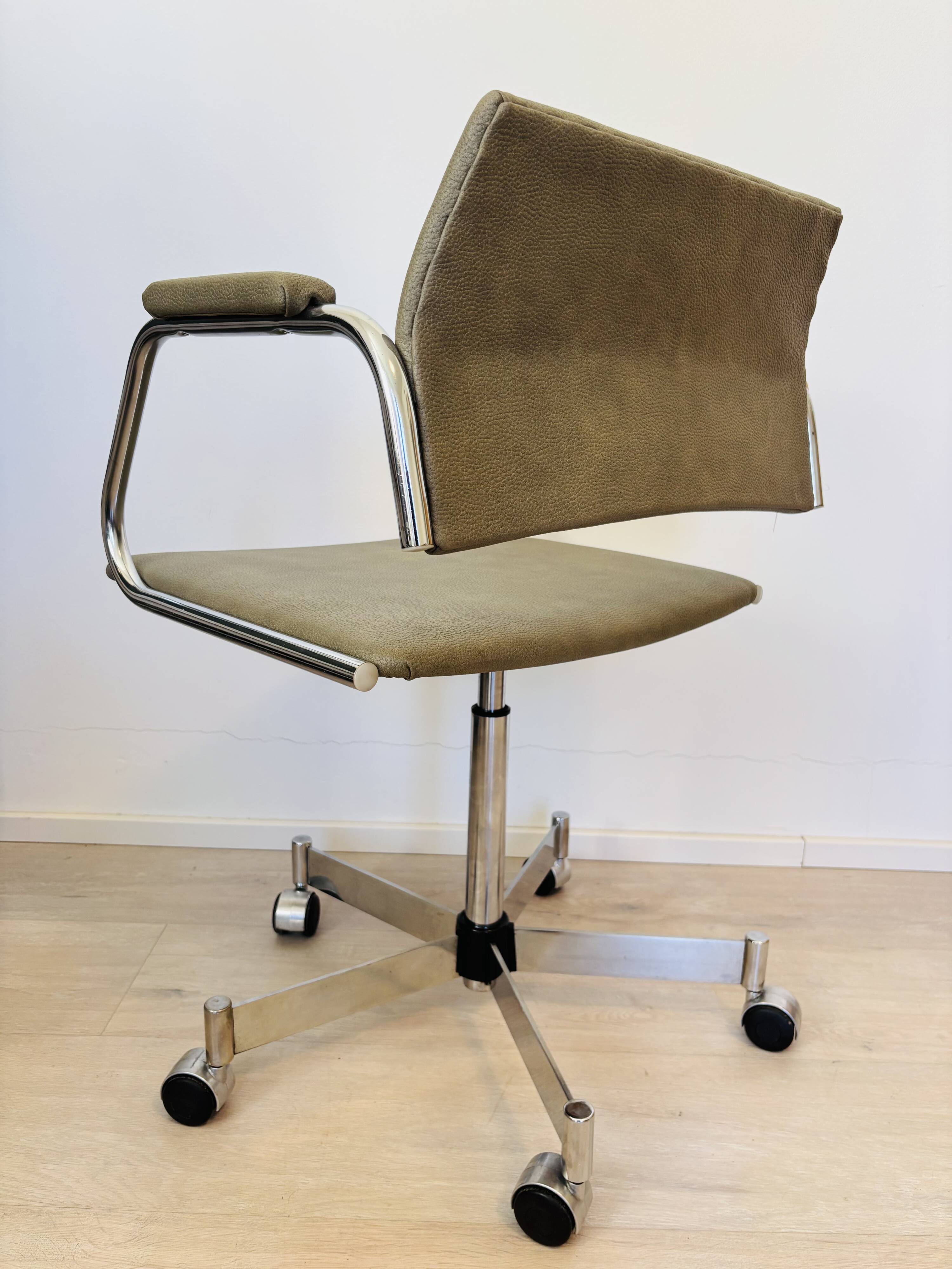 Chaise de bureau vintage kaki par Kovona K-380, Tchécoslovaquie années 1970.