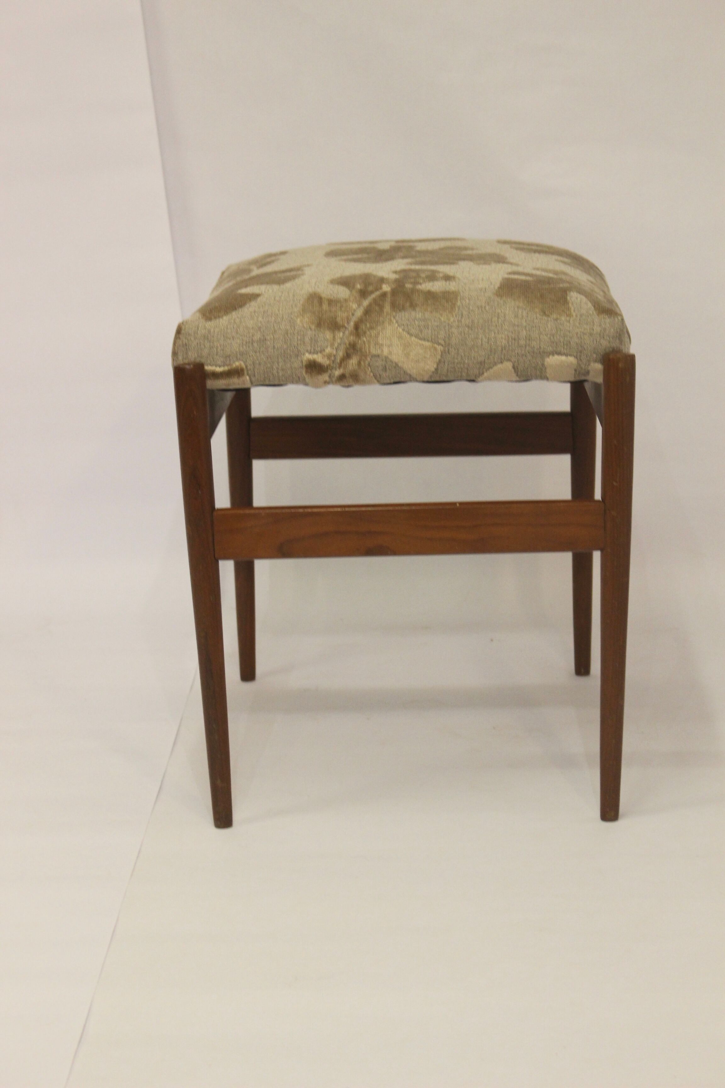Scandinavian stool in beech 50