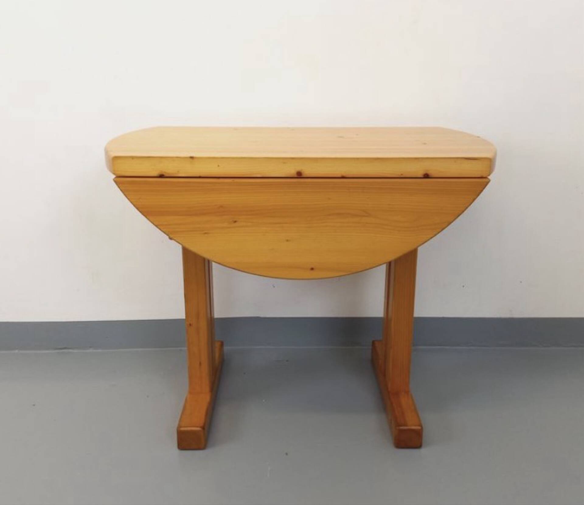 Table à manger ronde Charlotte Perriand les Arcs