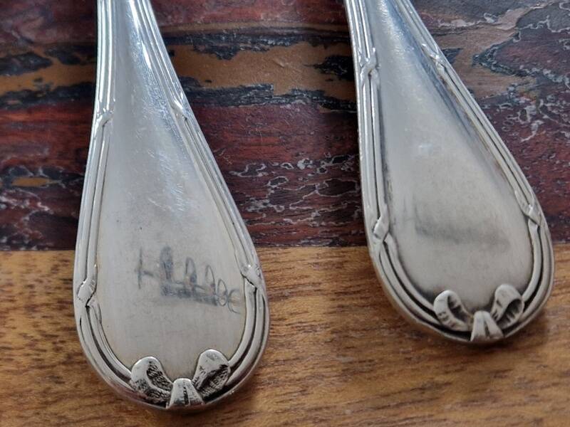 Christofle - Set of 2 fish knives, Rubans croisés model, in silver-plated metal