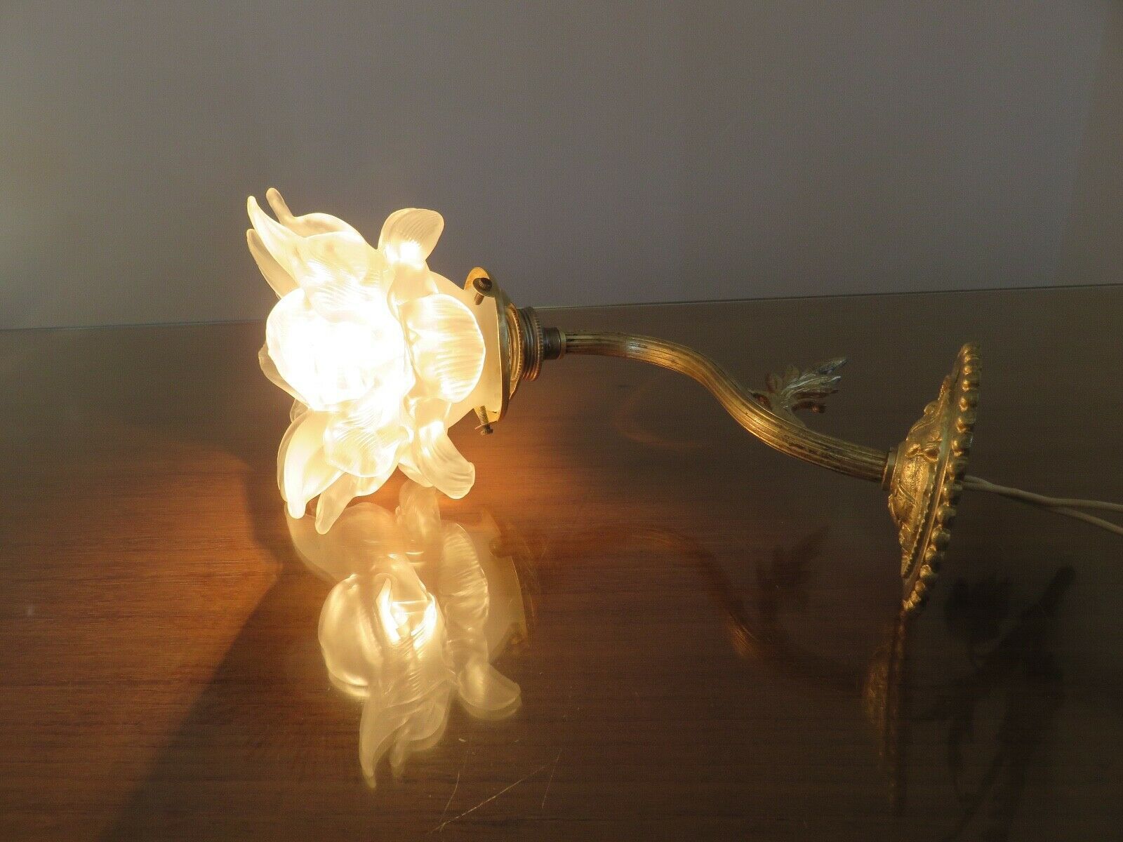 Art Deco wall lamp in bronze and tulip in the shape of pink 30s 40s