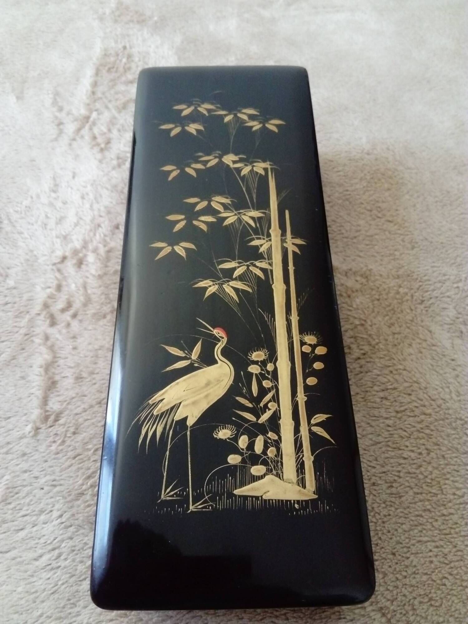 Glove box in lacquered wood decorated with a crane among bamboos. China, Japan?