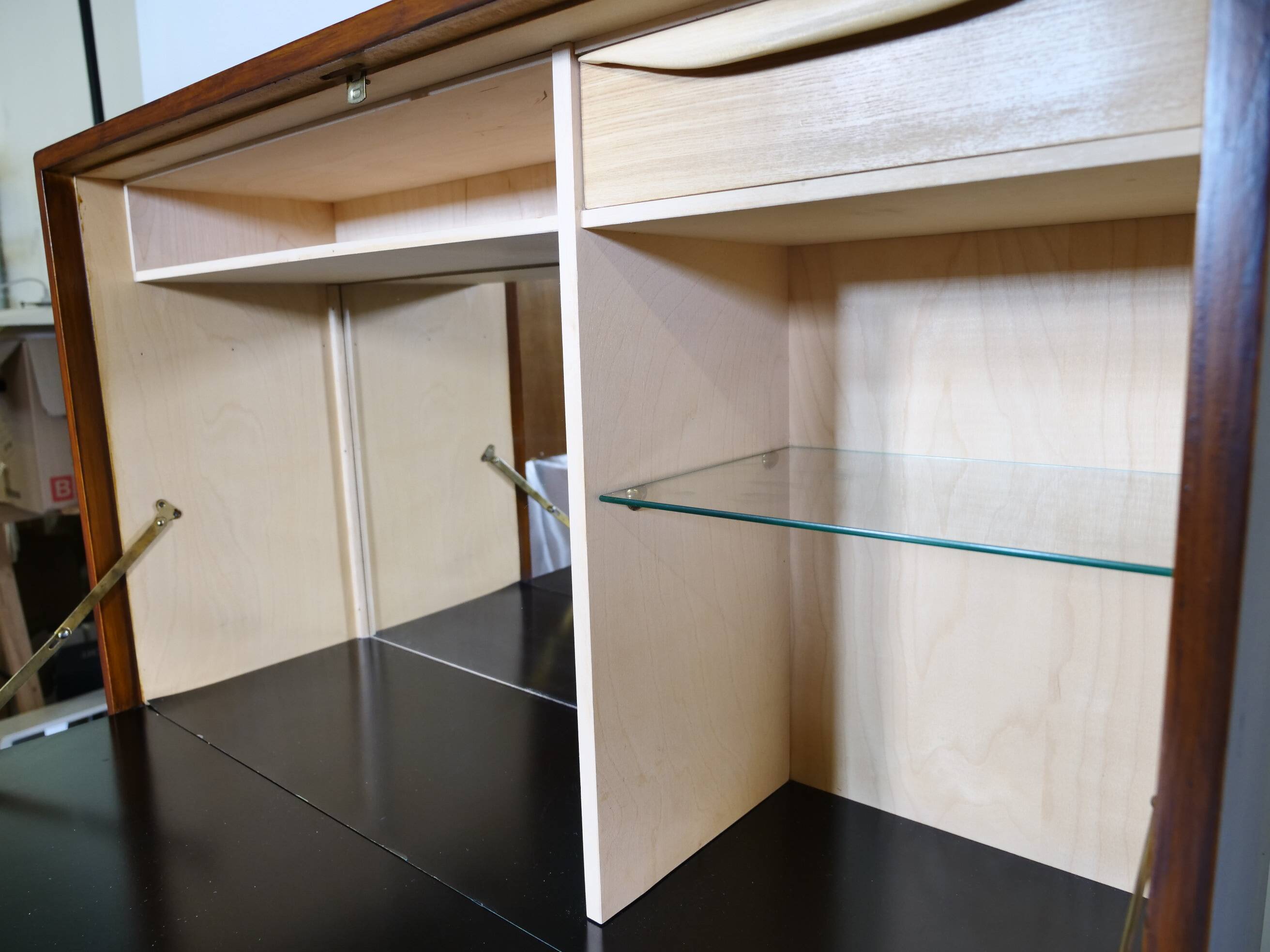 Cabinet de bar des années 60 en teck.