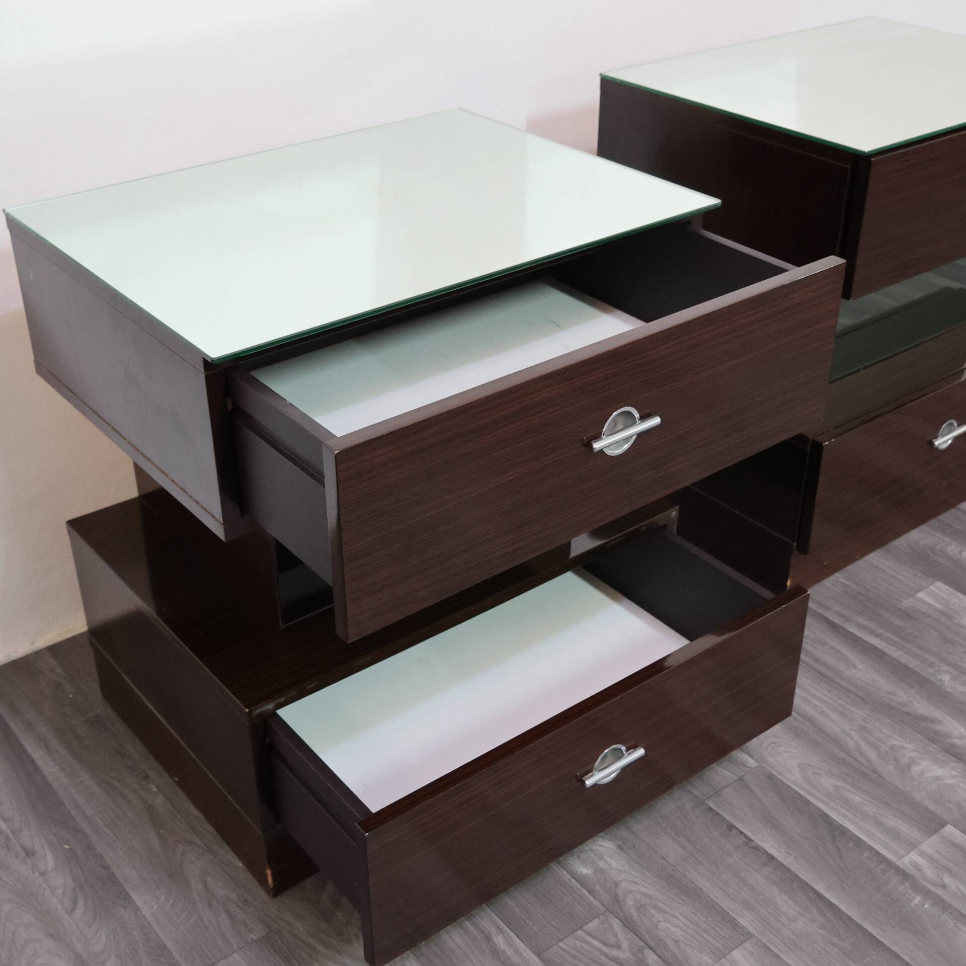 Paire de chevets en ébène design cubique années 80