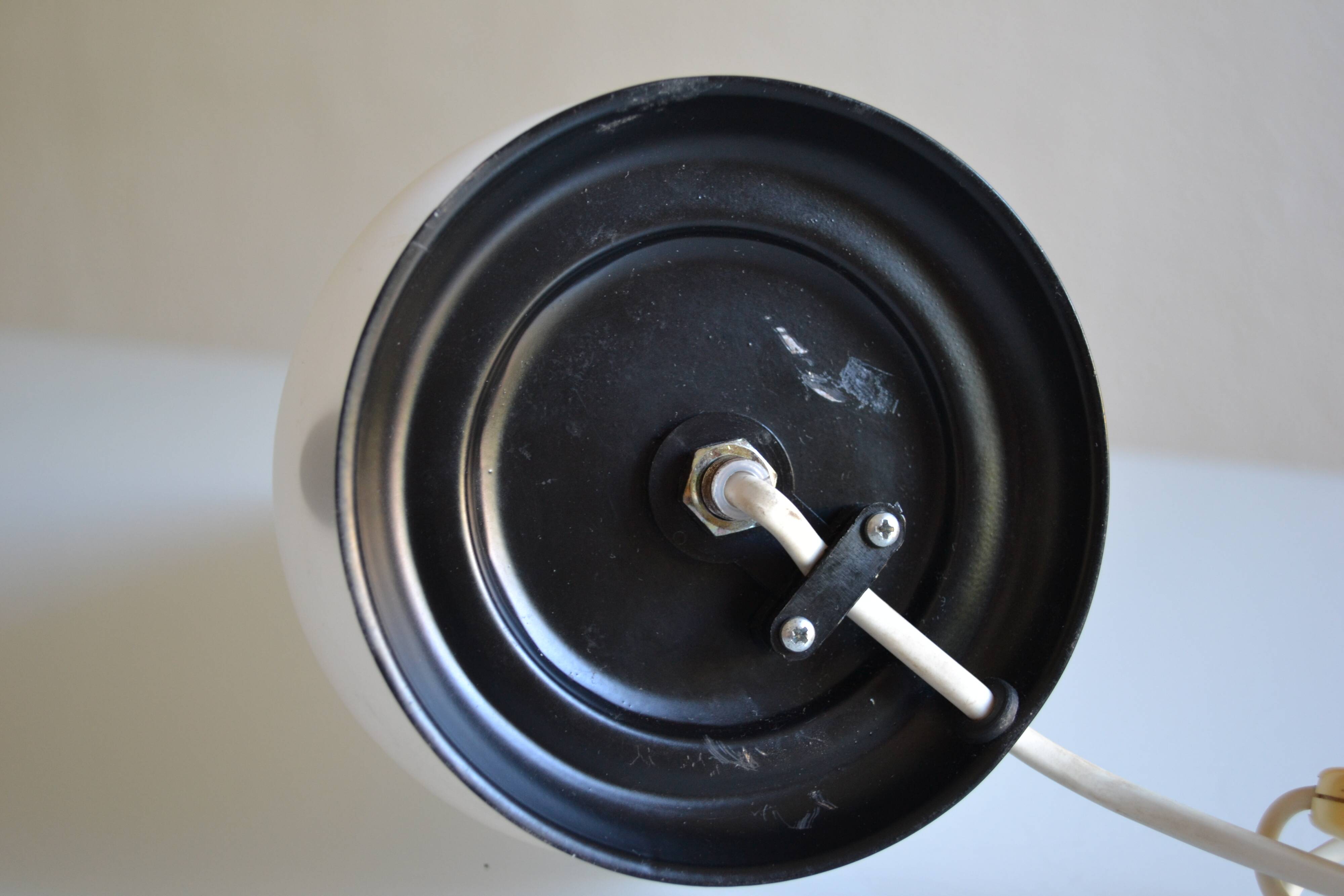 Lampe de table vers 1950 60 en verre opalin blanc