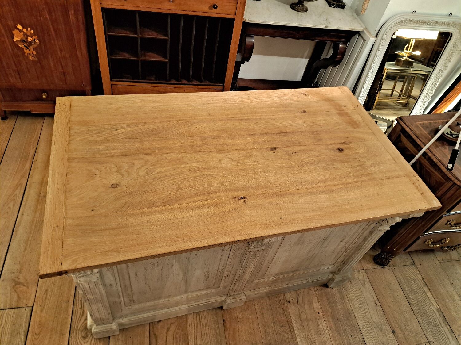 Counter from the late 19th century in patinated oak.