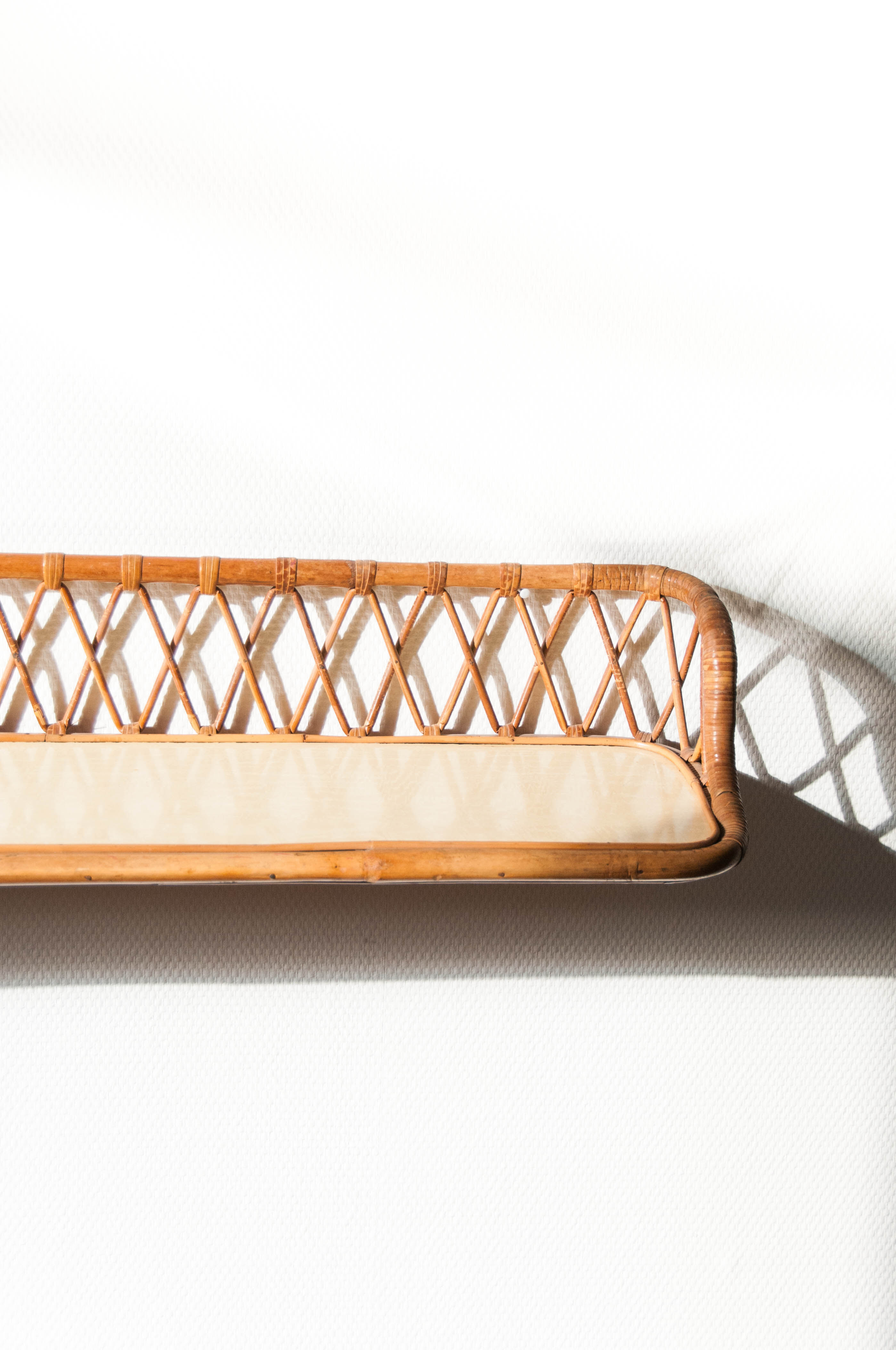 Wall shelf in rattan and formica