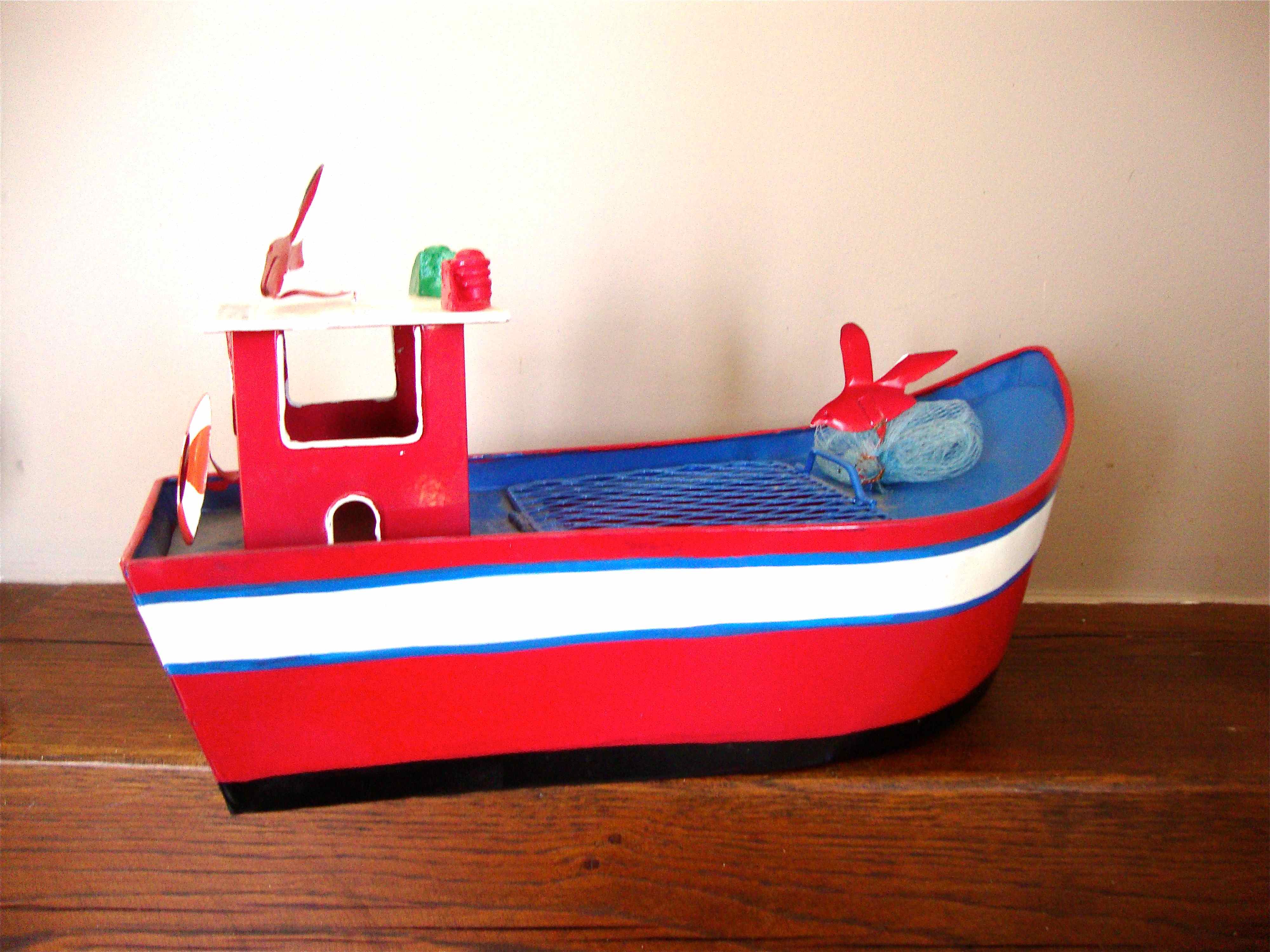 Bâteau de pêche breton en tôle peinte