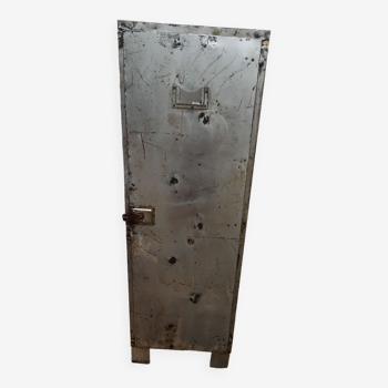 Metal cabinet