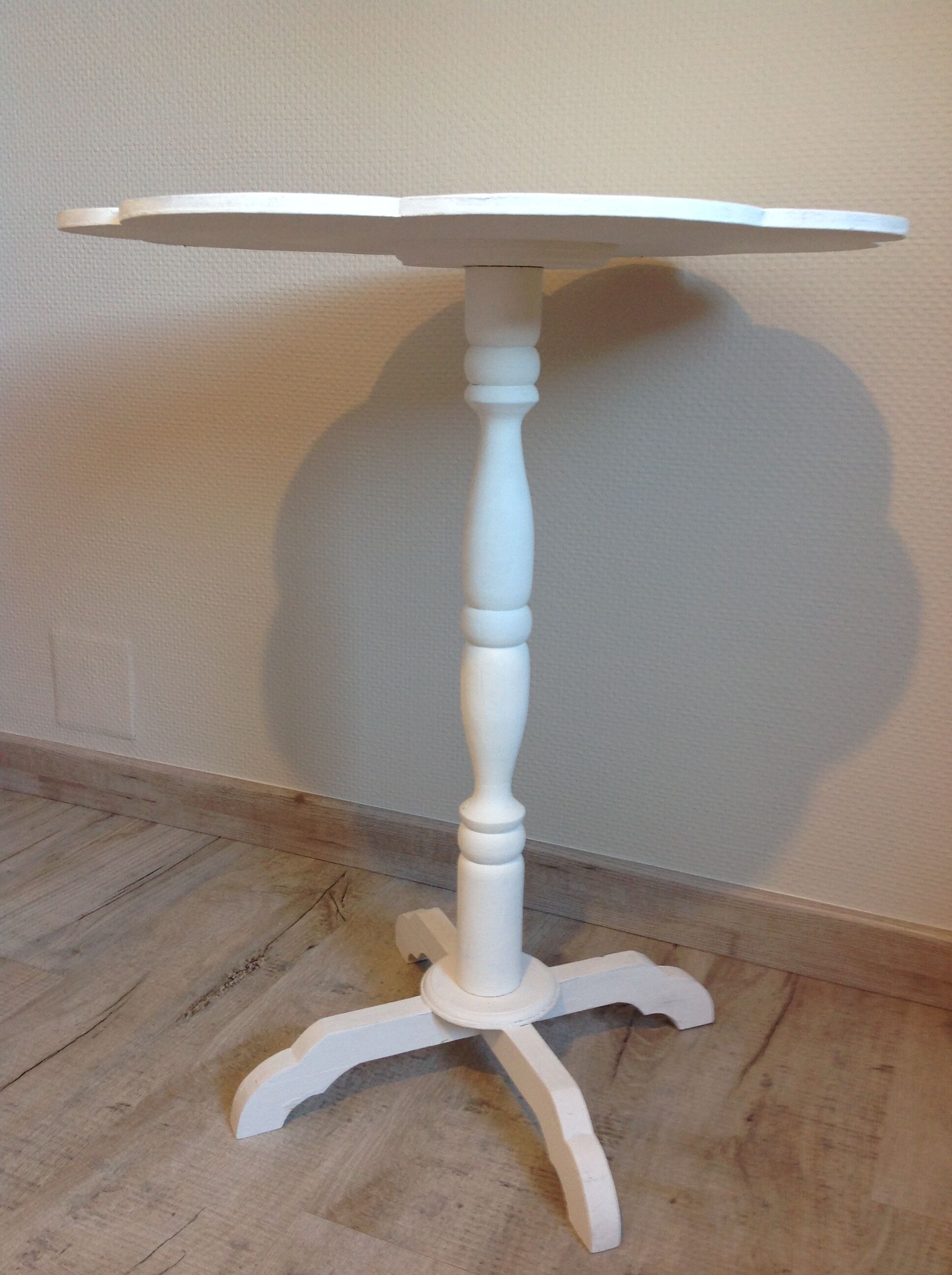 White side table in painted wood and decorated top
