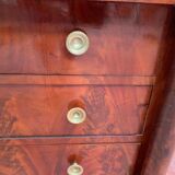 Commode d'époque Empire a colonnes détachées XIX siècle Commode acajou flammé