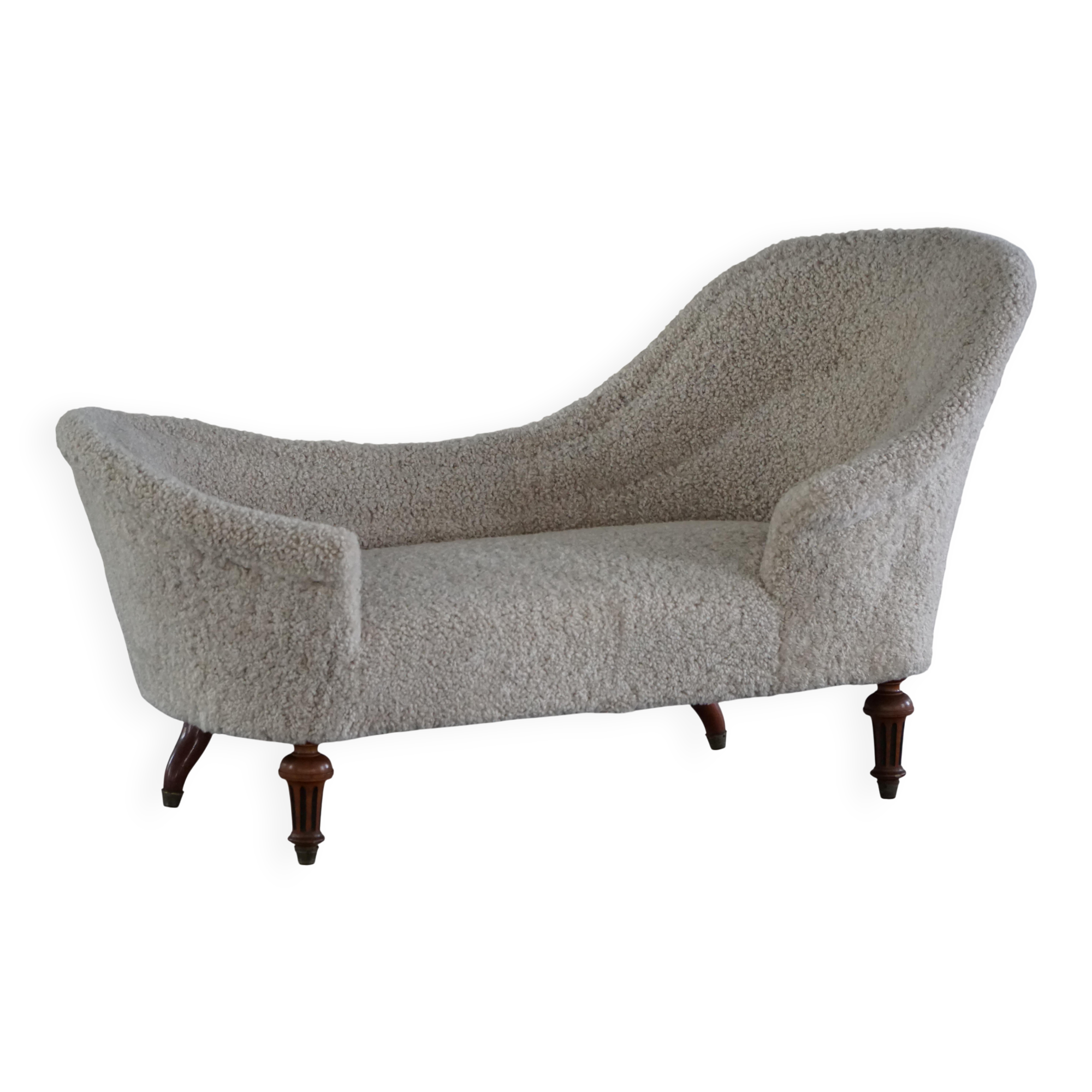 Antique Danish sculptural chaise longue from the 19th century, reupholstered in lambswool.