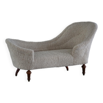 Chaise longue sculpturale danoise antique du XIXe siècle, réupholstérée en laine d'agneau