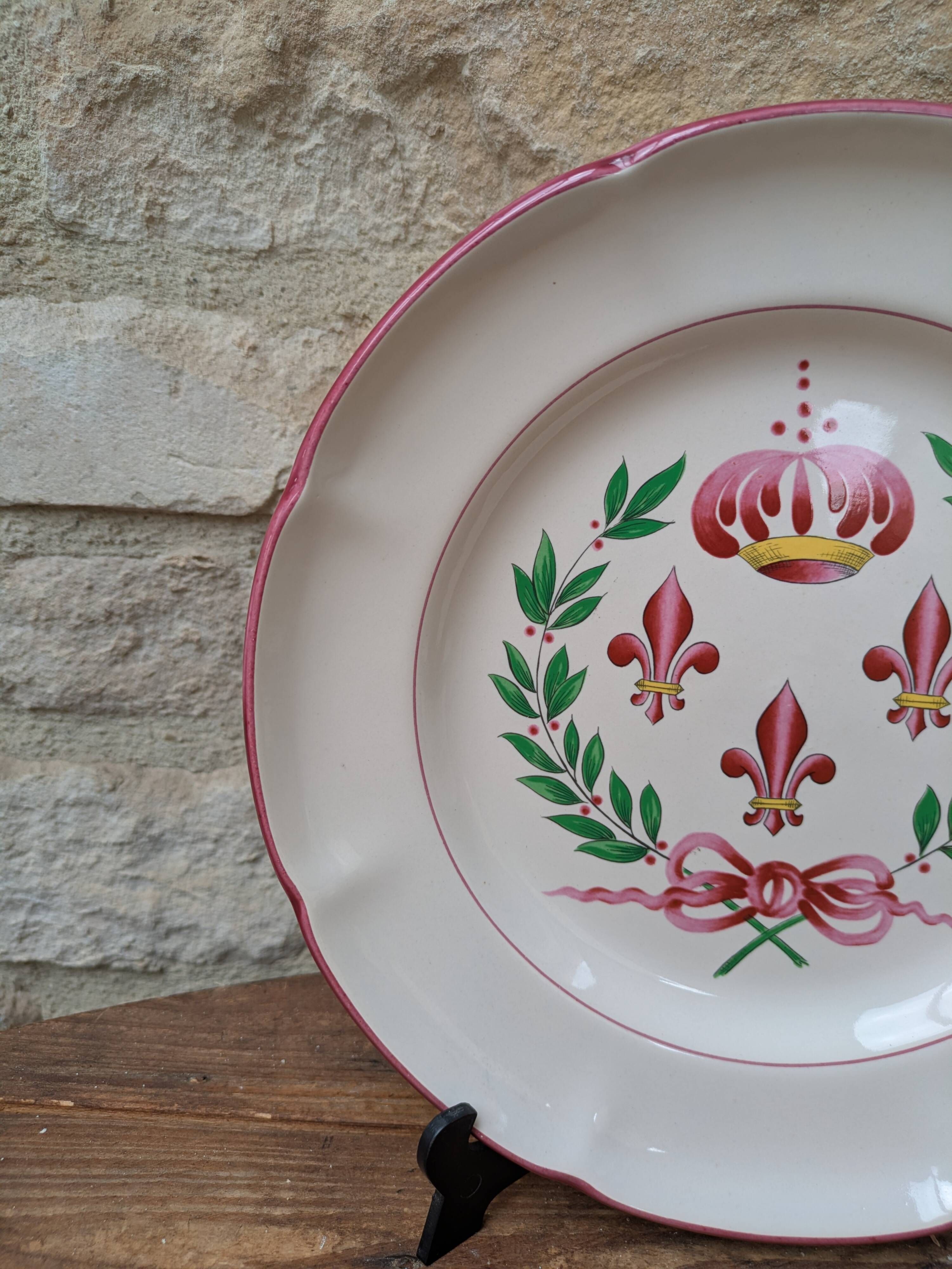 Ancienne assiette avec blasons et armoiries Saint Clément France