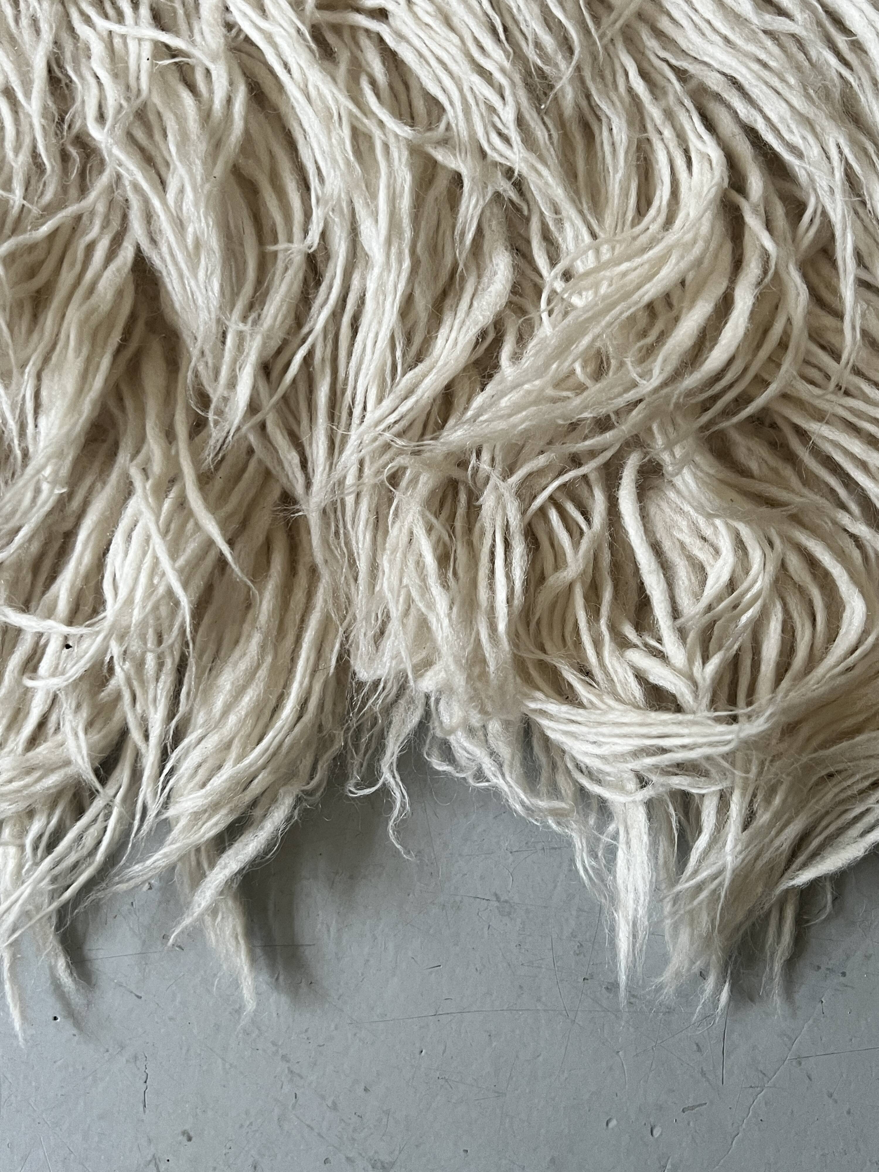 Grand tapis en laine naturelle shaggy / flokati tissé à la main blanc cassé