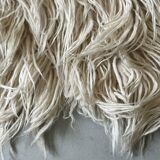 Grand tapis en laine naturelle shaggy / flokati tissé à la main blanc cassé