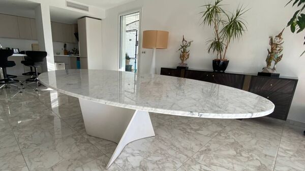 Table elliptique en marbre de Carrare et Corian attribuée à Xavier Lust