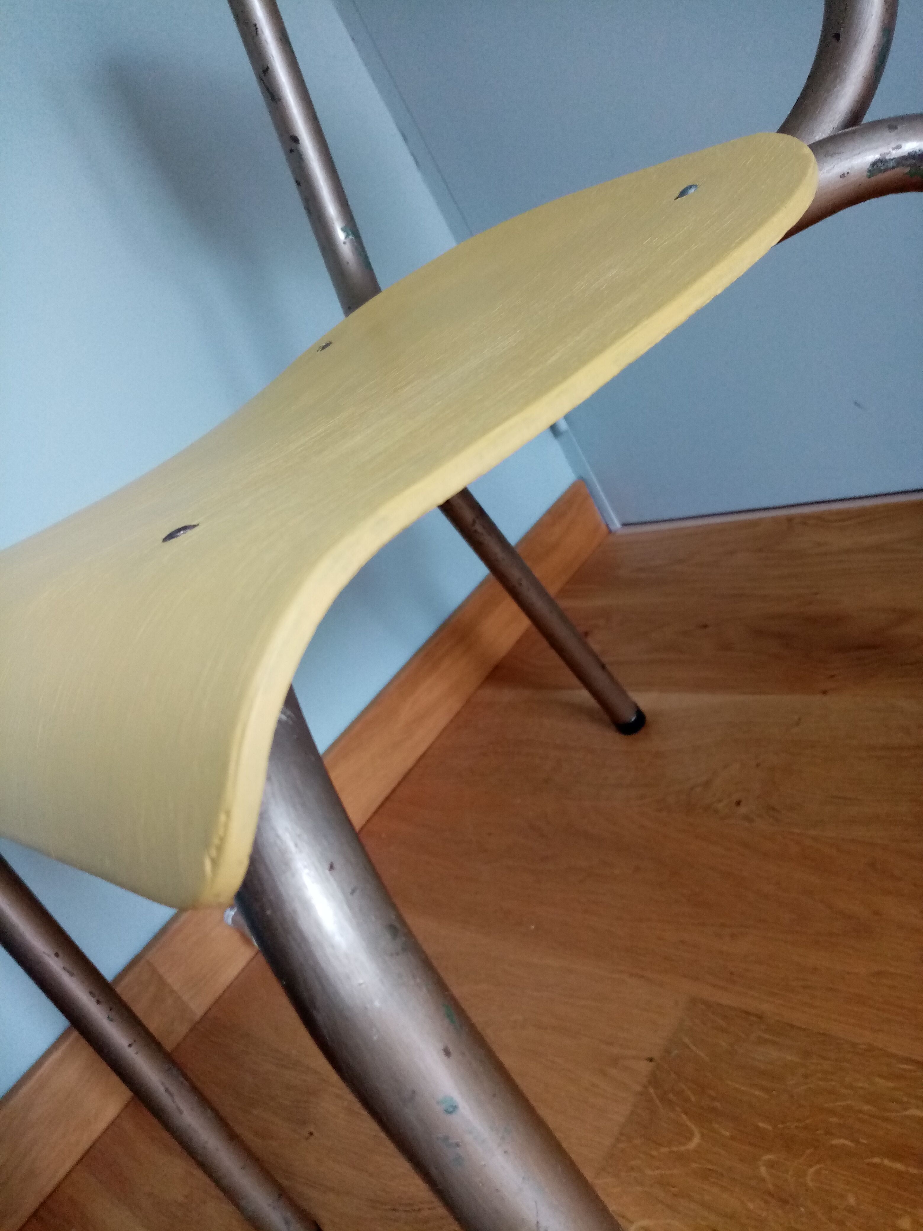 Chaise d'école adulte revisitée en jaune