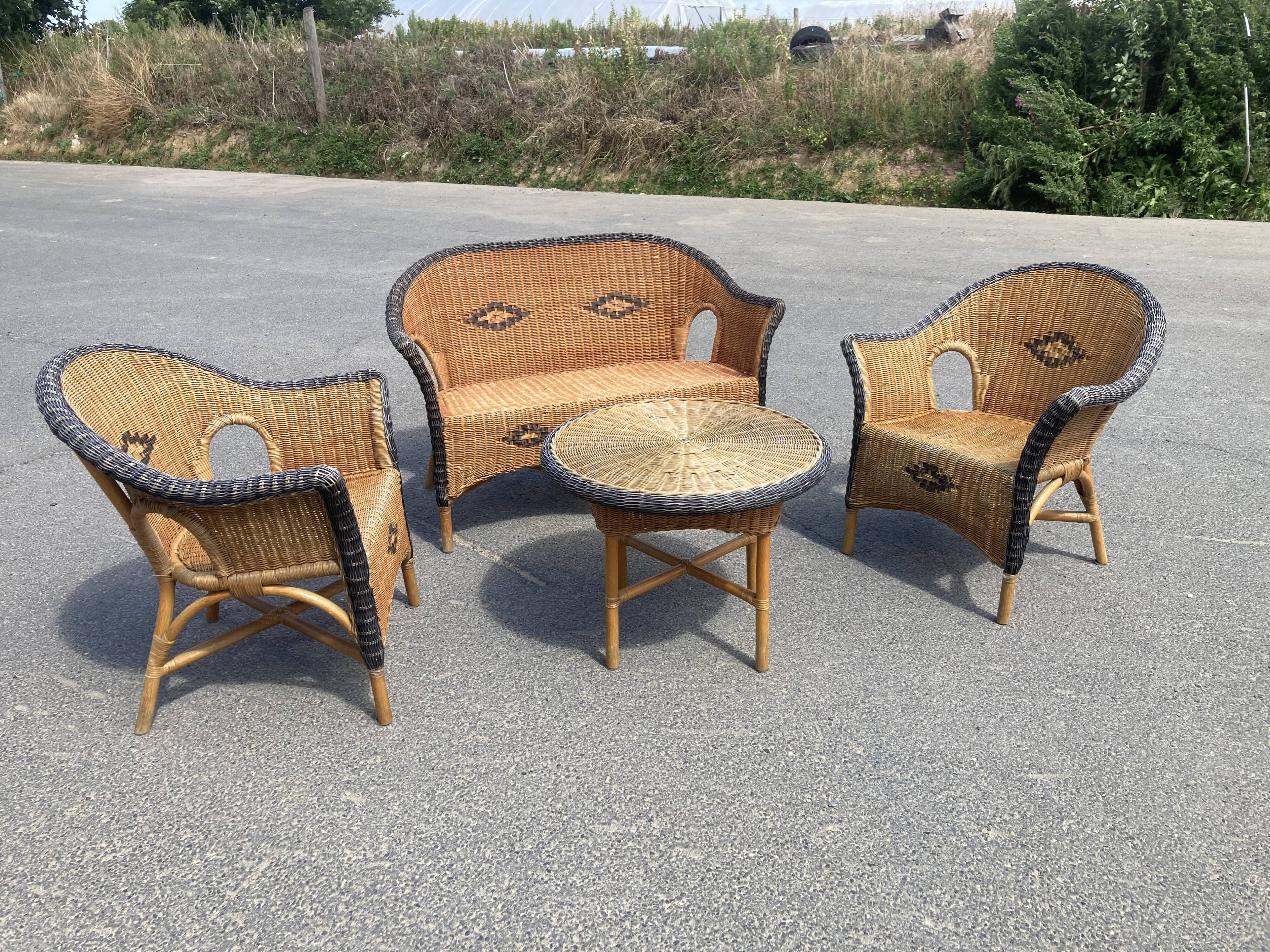 Used rattan lounge
