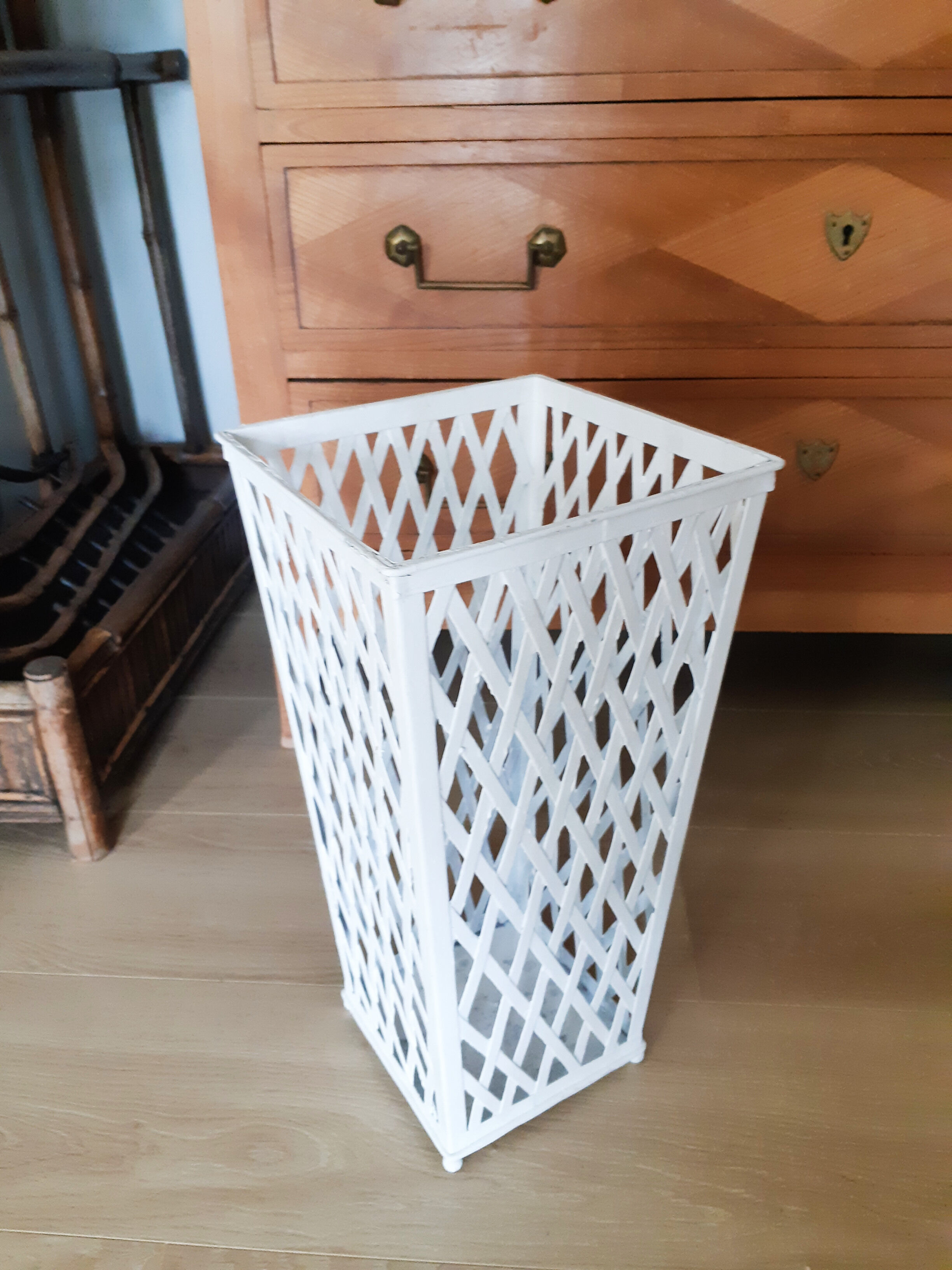 Openwork iron umbrella stand