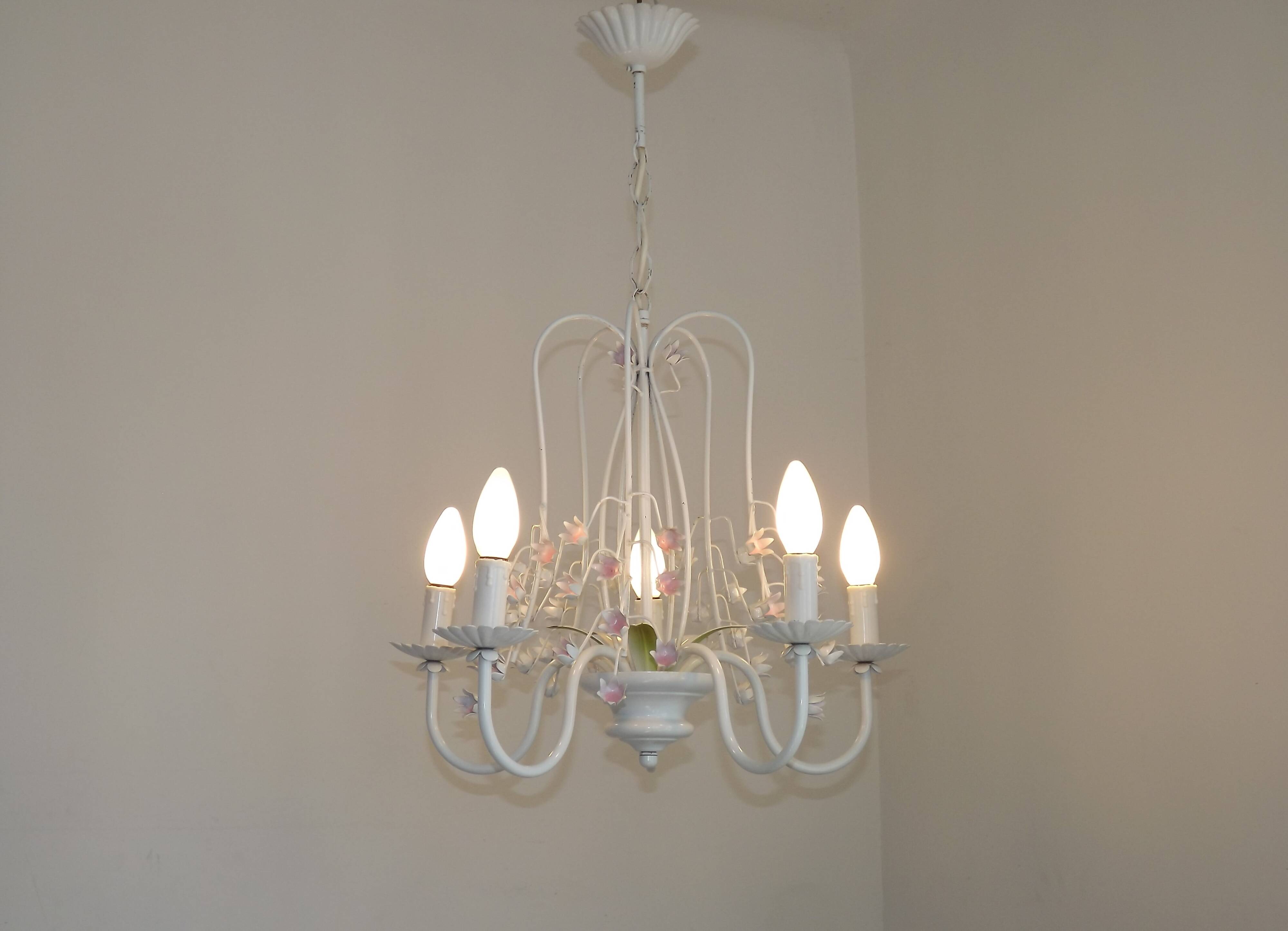 Chandelier vintage en métal blanc à 5 lumières avec des fleurs de glycine roses.