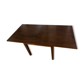 Extendable wooden table