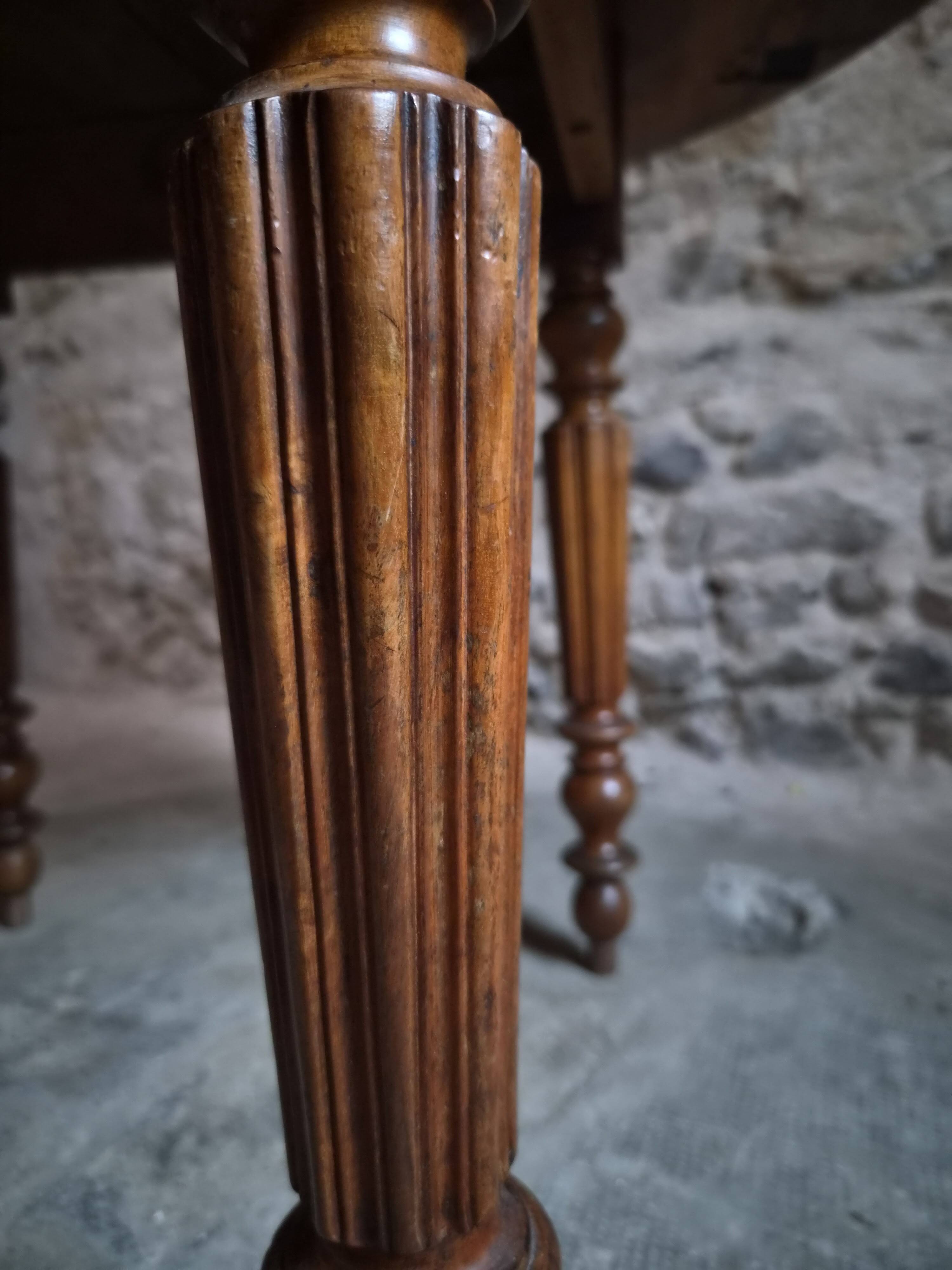 French antique round dining table in walnut, circa 1880–1900.