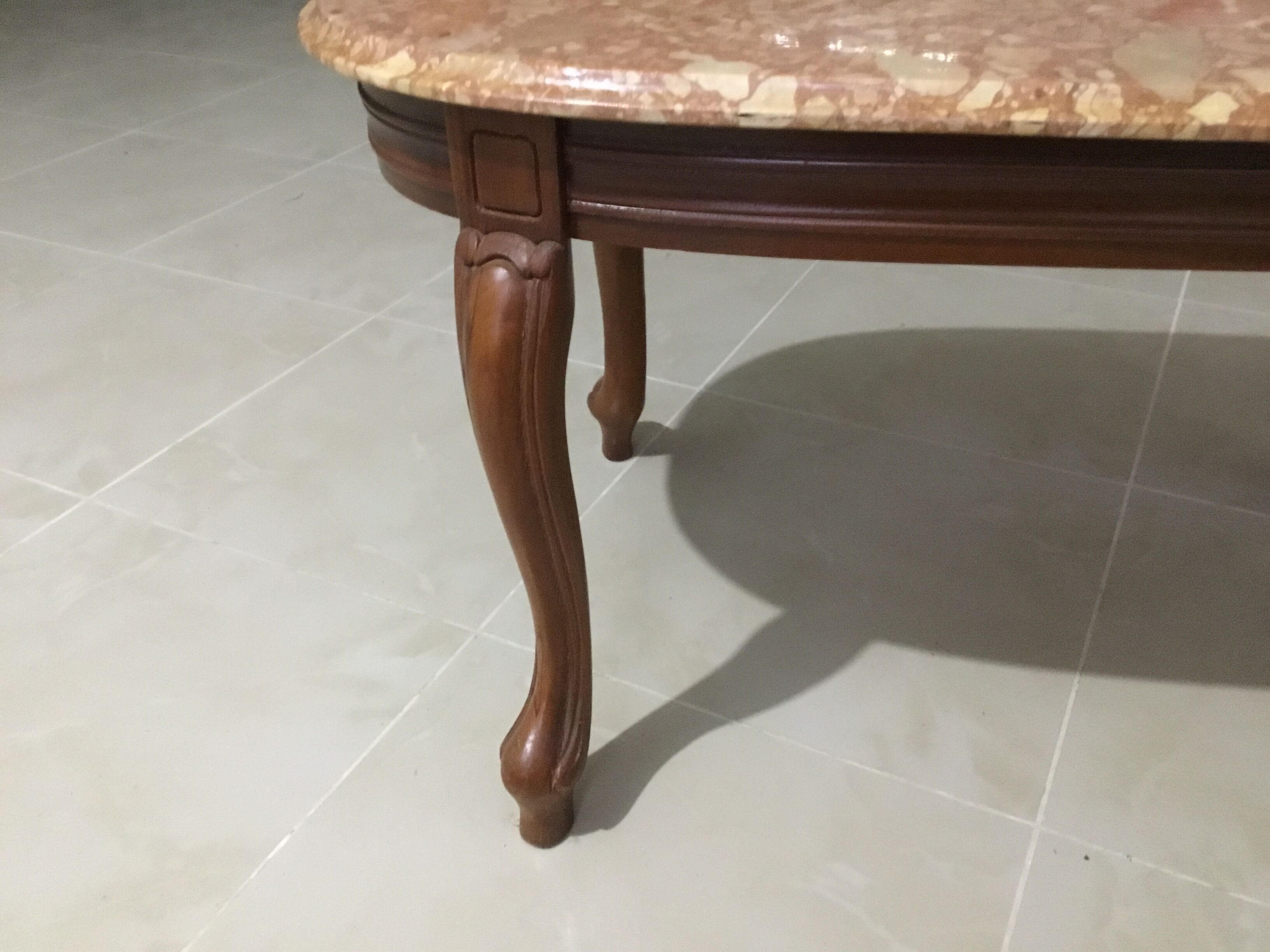 Table basse avec plateau en marbre