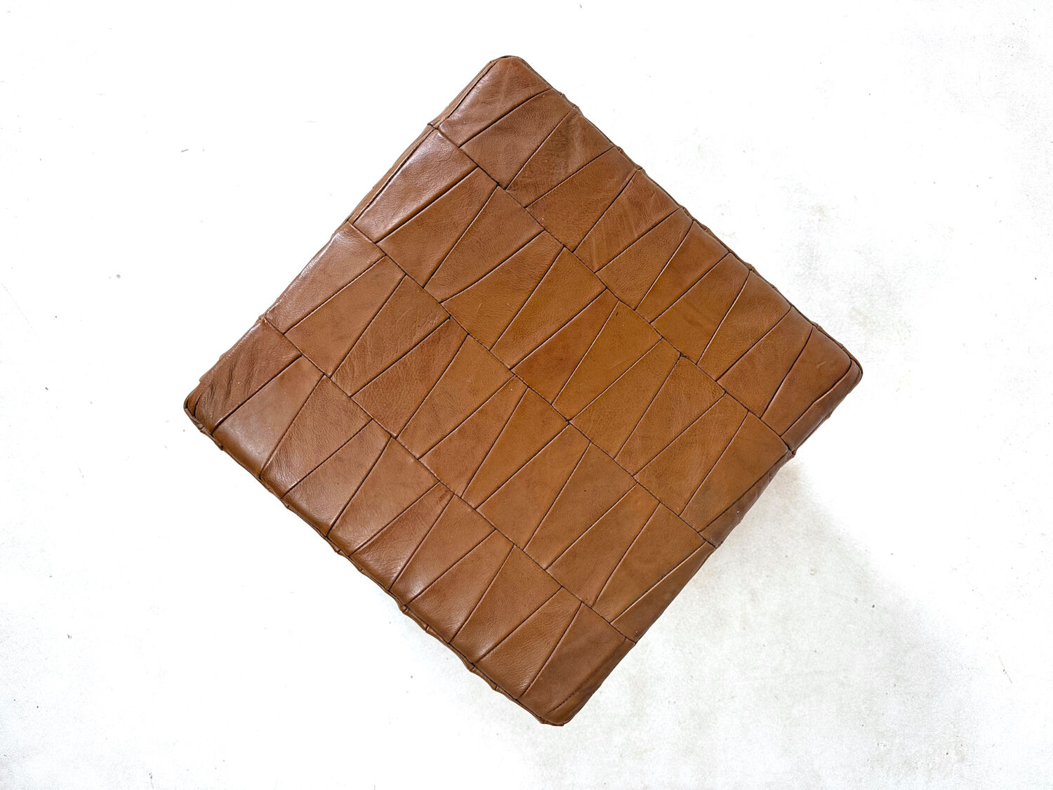 Storage pouffe in the "De Sede" style.