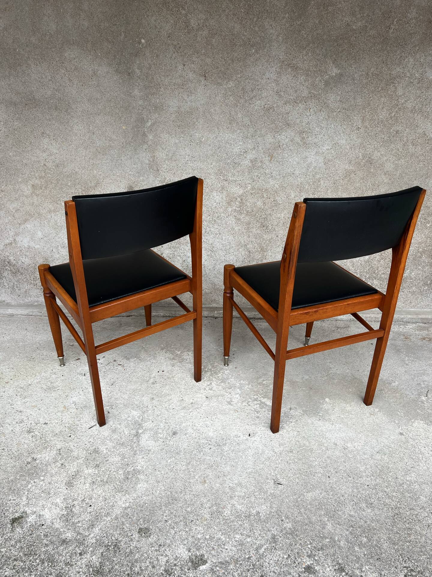 2 chaises vintage en bois et skaï