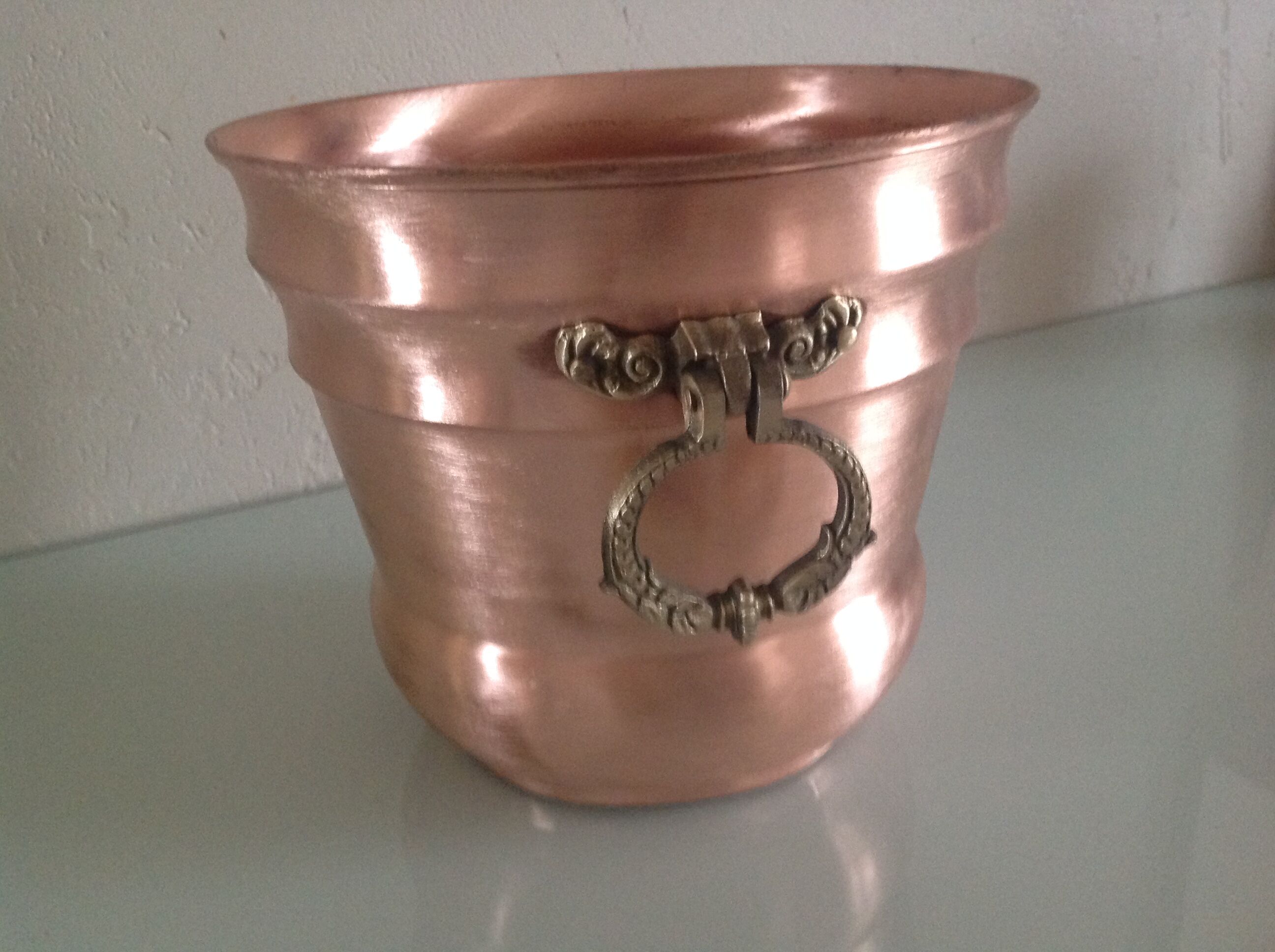 Cache pot old red brass brushed and sculpted brass handles