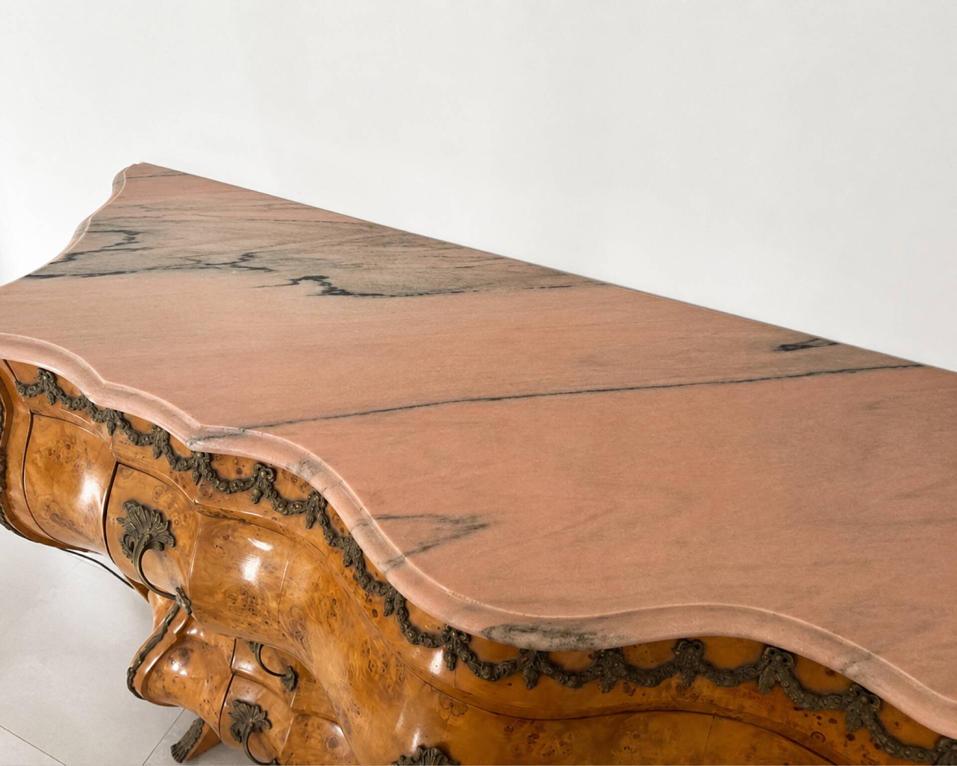 Grande commode bombée Louis XIV/Régence en loupe, bronze & marbre rose