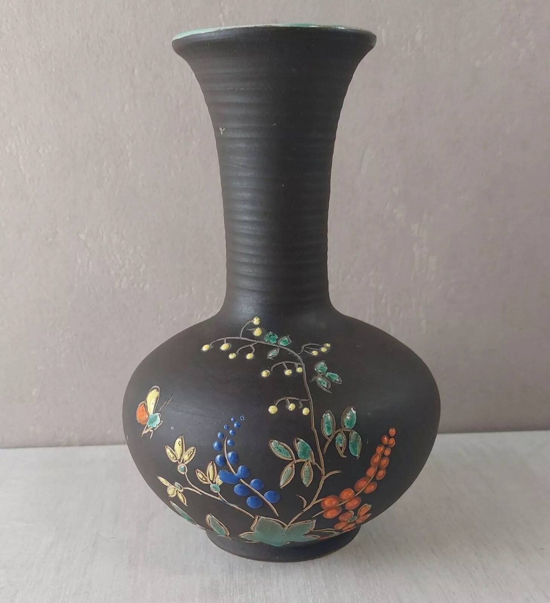 Old vase, enamelled flower decoration, to be identified