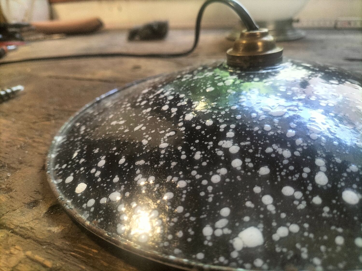 2 enamelled sheet metal suspensions