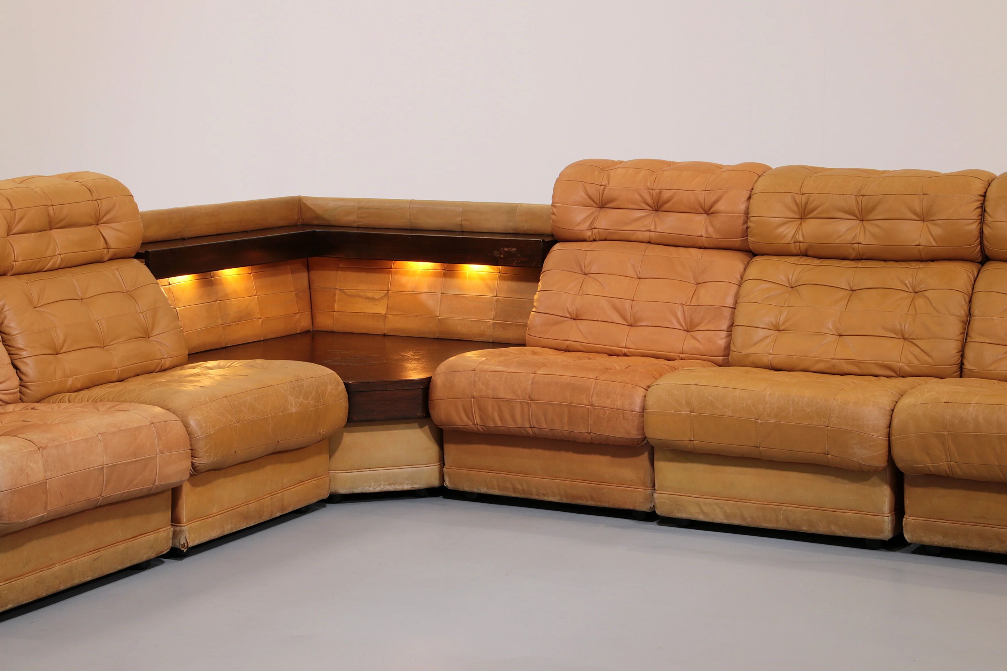 Superbe ensemble de canapés modulaires en cuir cognac des années 1970.