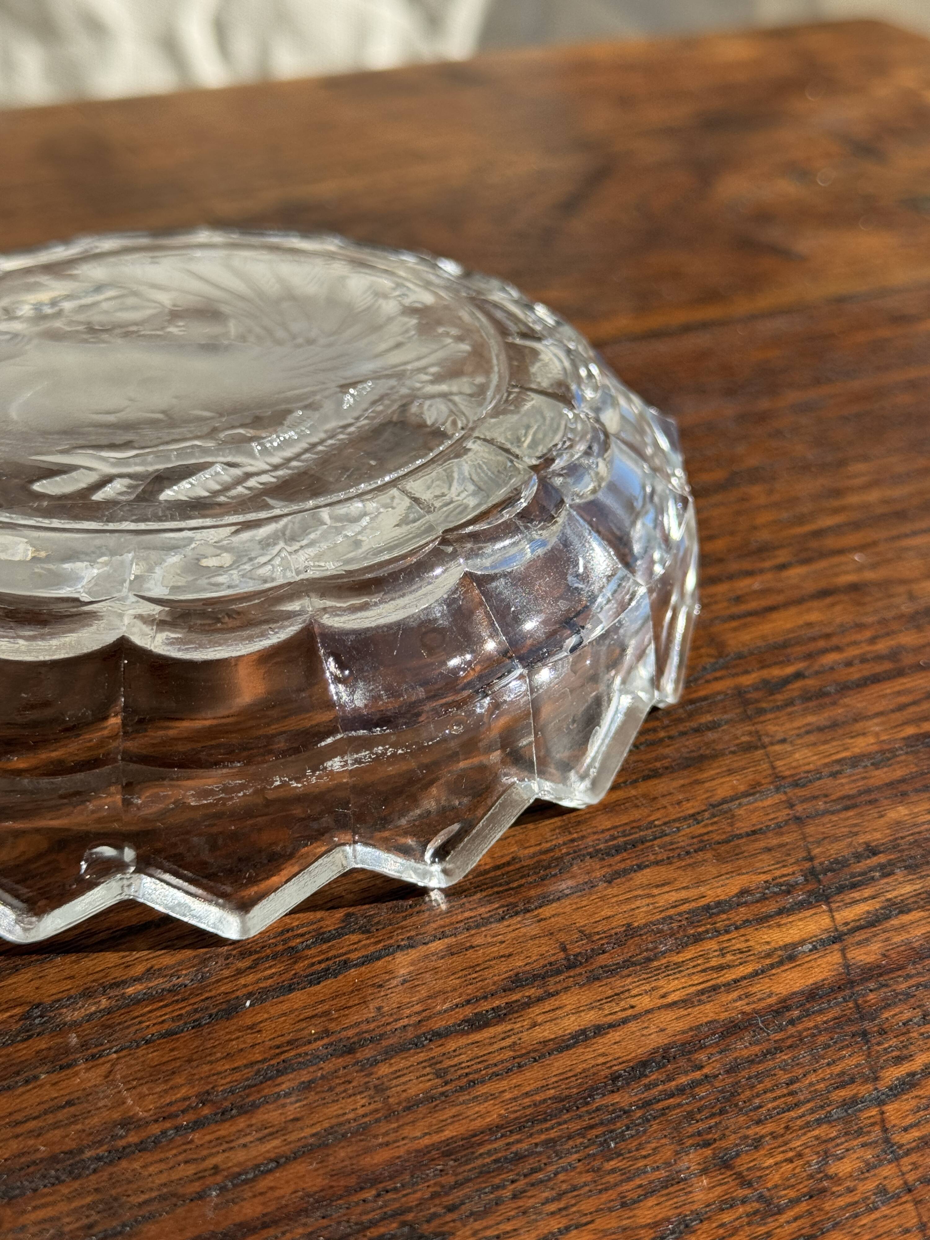 Pressed glass ashtray with dove pattern D:13.5