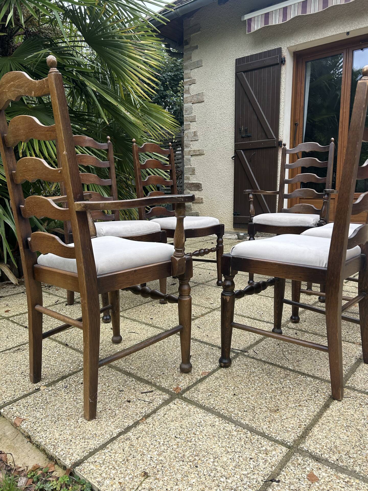 Ensemble de 6 chaises de salle à manger en chêne ancien rembourrées, comprenant 2 fauteuils.