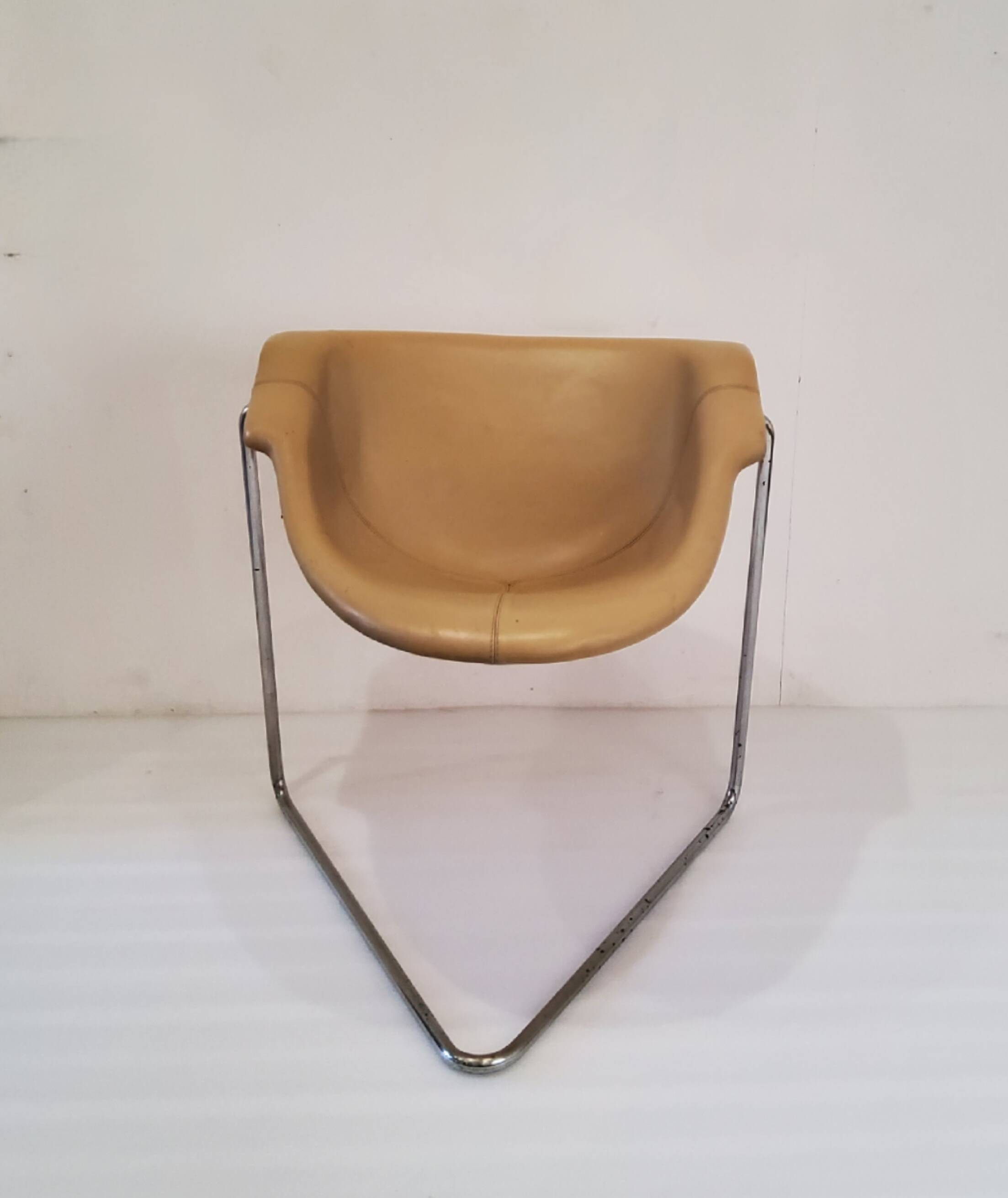 "Pussycat" chair design by Kwok Hoi Chan in leather