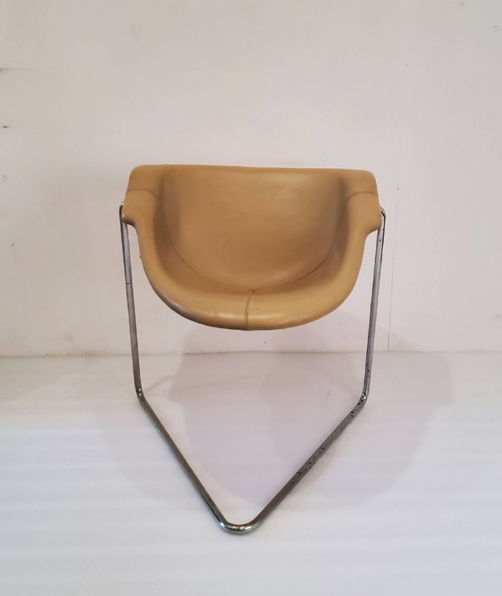 "Pussycat" chair design by Kwok Hoi Chan in leather