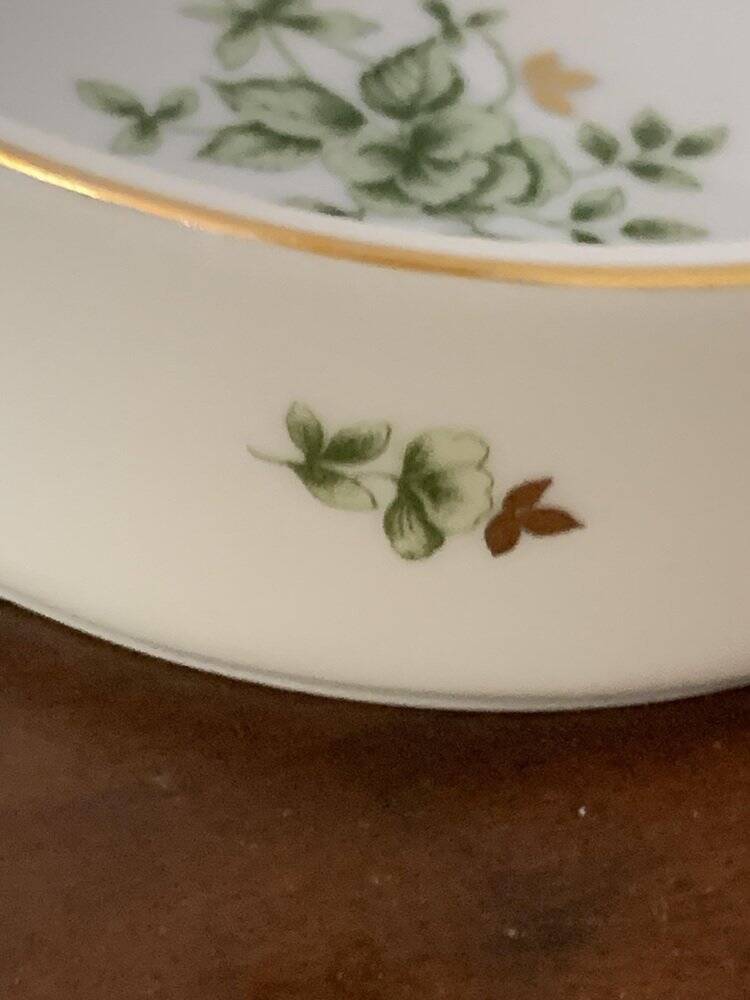 White and green porcelain ashtray with floral pattern from Hollóháza, with gold trim, 1960s.